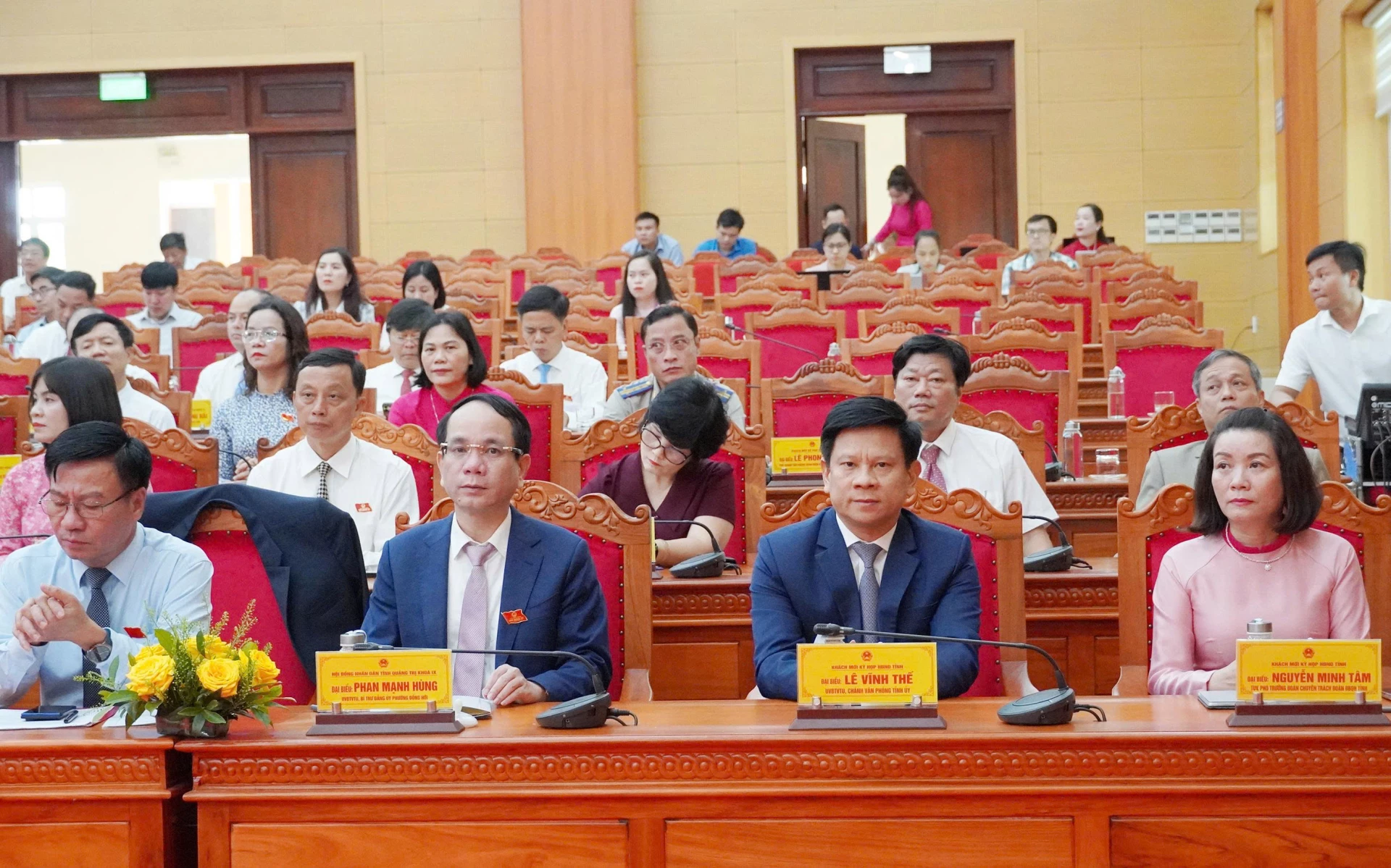 Các đồng chí lãnh đạo tỉnh tham dự kỳ họp - Ảnh: X.P