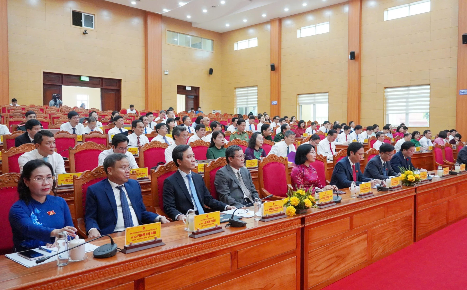 Các đồng chí lãnh đạo tỉnh tham dự kỳ họp - Ảnh: X.P