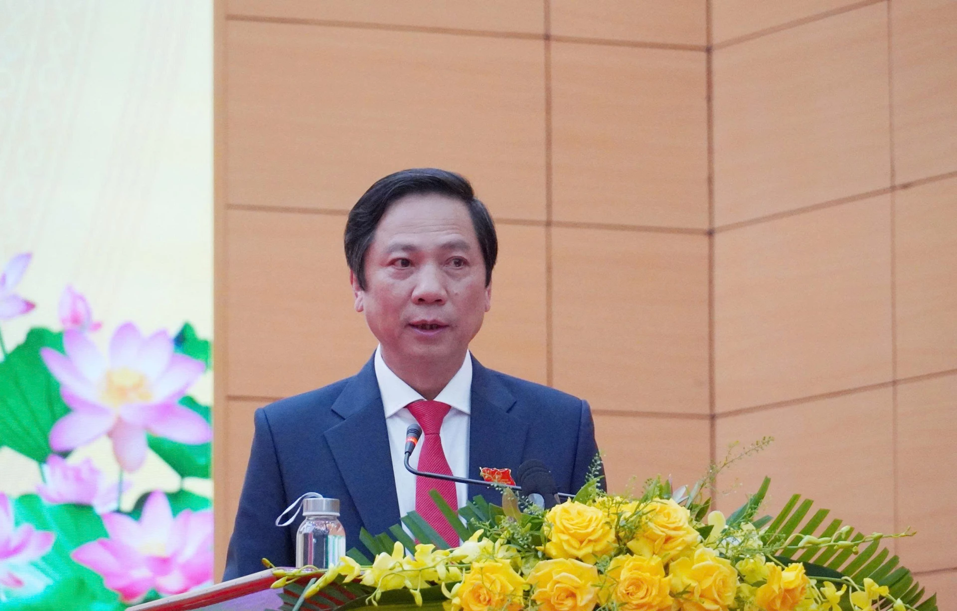 Đồng chí Hoàng Nam, Ủy viên Ban Thường vụ Tỉnh ủy, Phó Chủ tịch Ủy ban Bầu cử tỉnh trình bày báo cáo kết quả bầu cử đại biểu HĐND tỉnh khóa IX - Ảnh: X.P