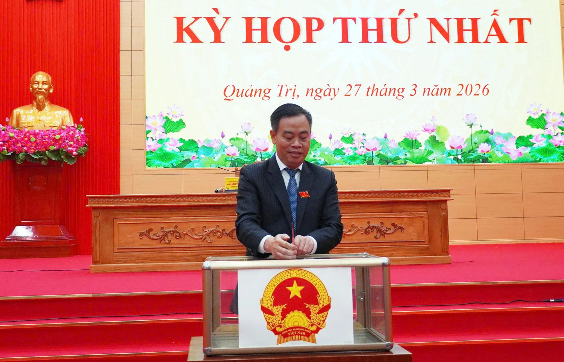 Đại biểu bỏ phiếu bầu chức danh Chủ tịch HĐND tỉnh khóa IX - Ảnh: X.P