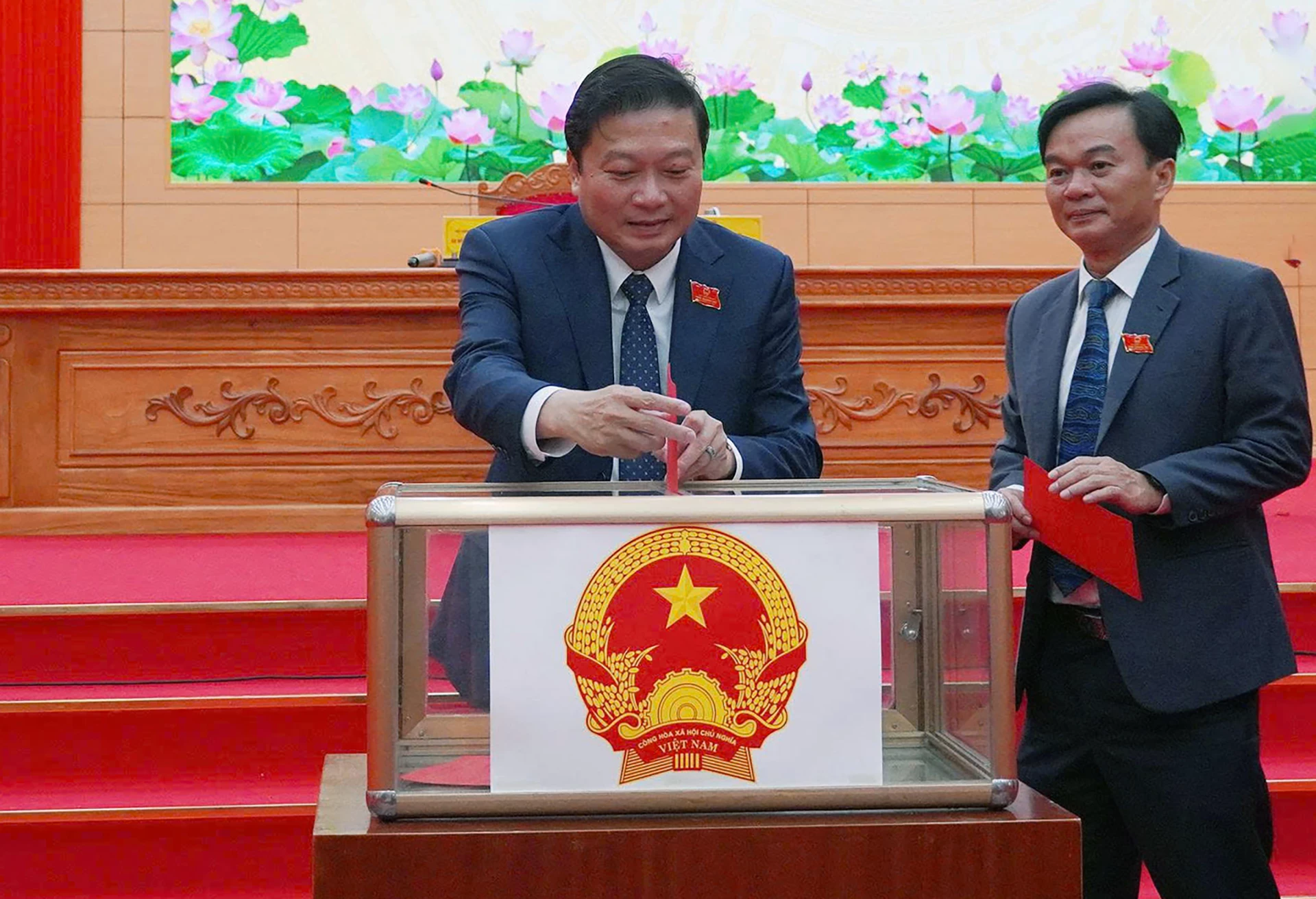 Đại biểu bỏ phiếu bầu các chức danh chủ chốt tại kỳ họp - Ảnh: X.P