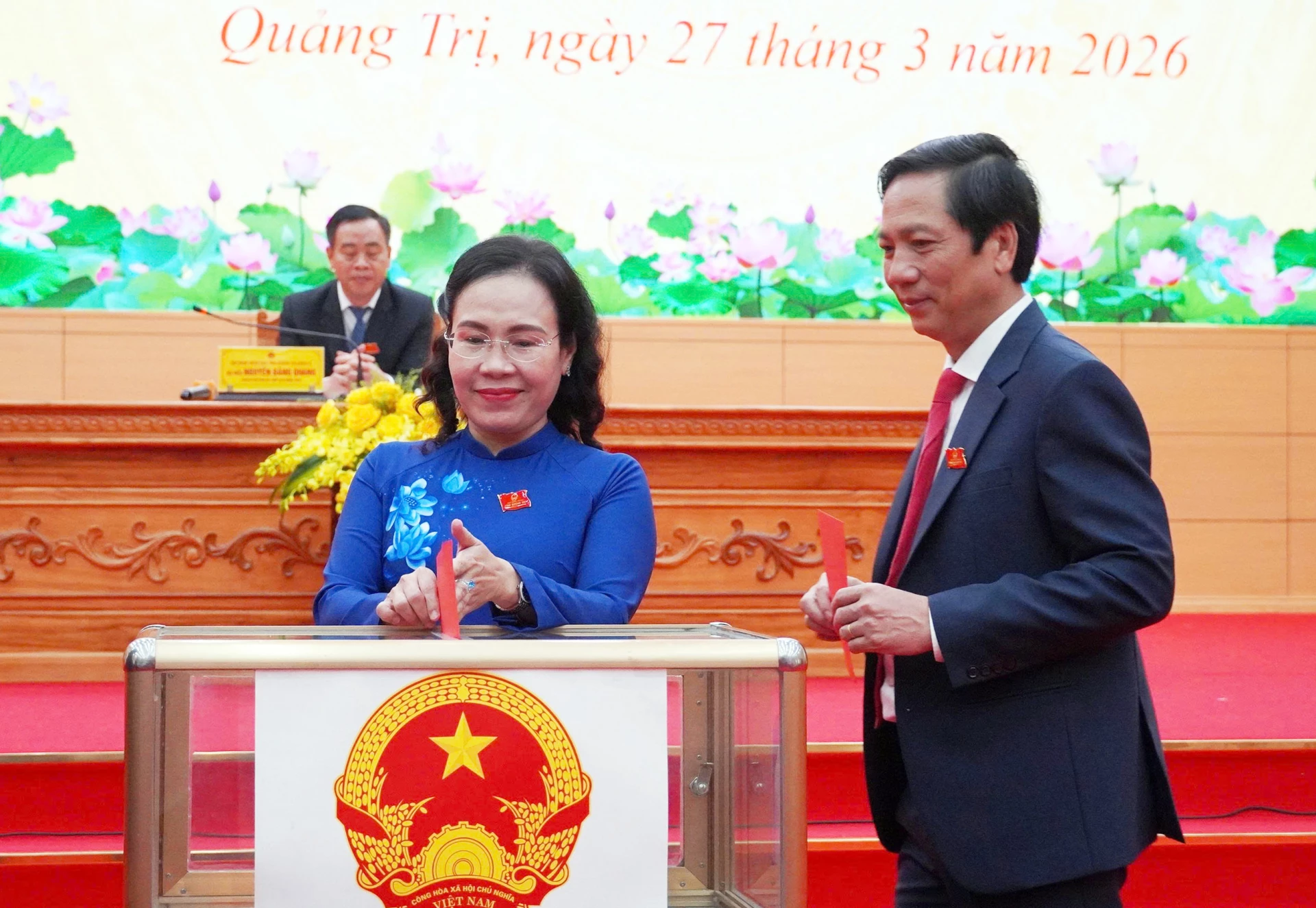 Đại biểu bỏ phiếu bầu các chức danh chủ chốt tại kỳ họp - Ảnh: X.P