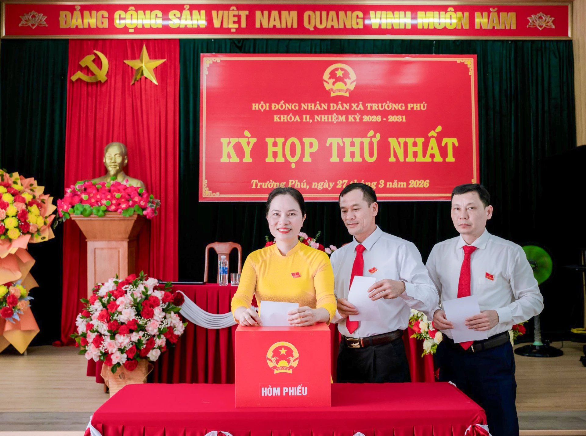 Các đại biểu bỏ phiếu bầu các chức danh - Ảnh: H.T