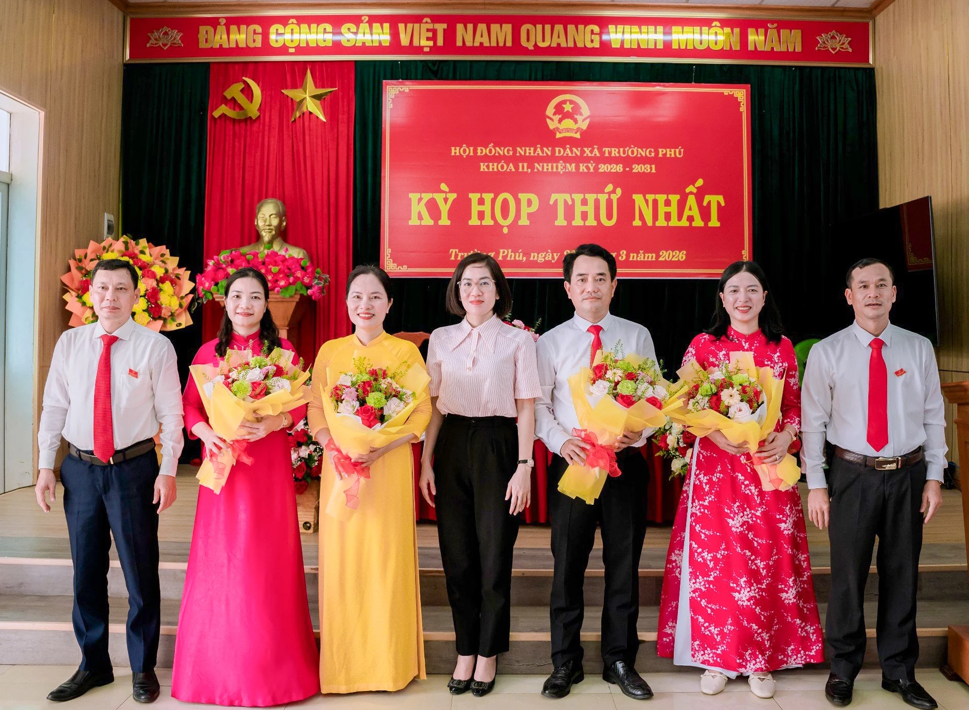 Các đồng chí Chủ tịch, Phó Chủ tịch và Trưởng các ban HĐND xã Trường Phú khóa II ra mắt tại kỳ họp - Ảnh: H.T