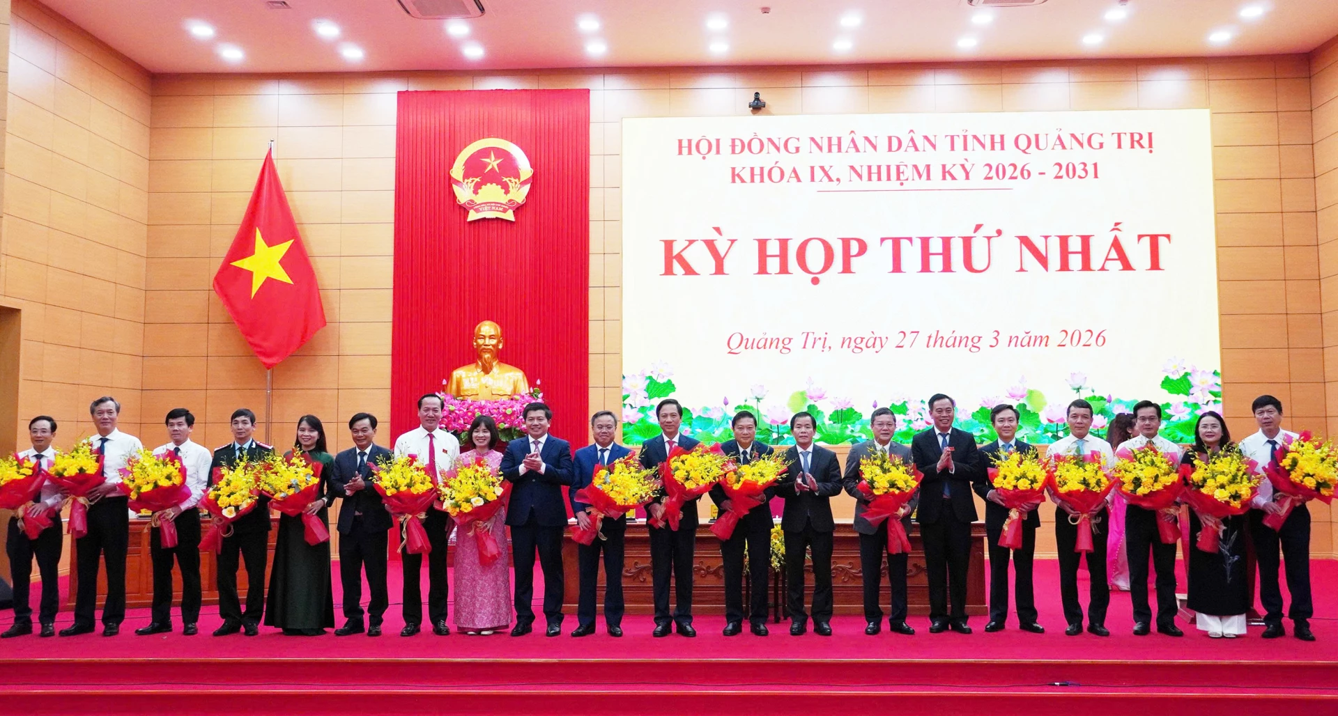 Các đồng chí Thường trực Tỉnh ủy tặng hoa chúc mừng các đồng chí trúng cử chức danh của cơ quan UBND tỉnh - Ảnh: X.P