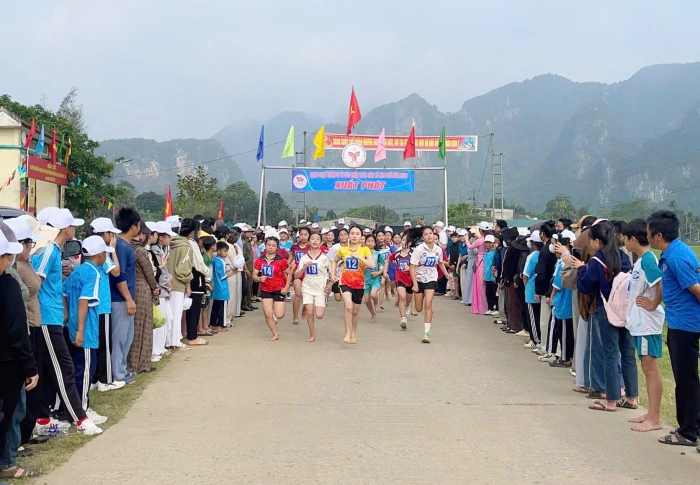 Hơn 1.000 người tham gia Ngày chạy Olympic tại xã Kim Phú