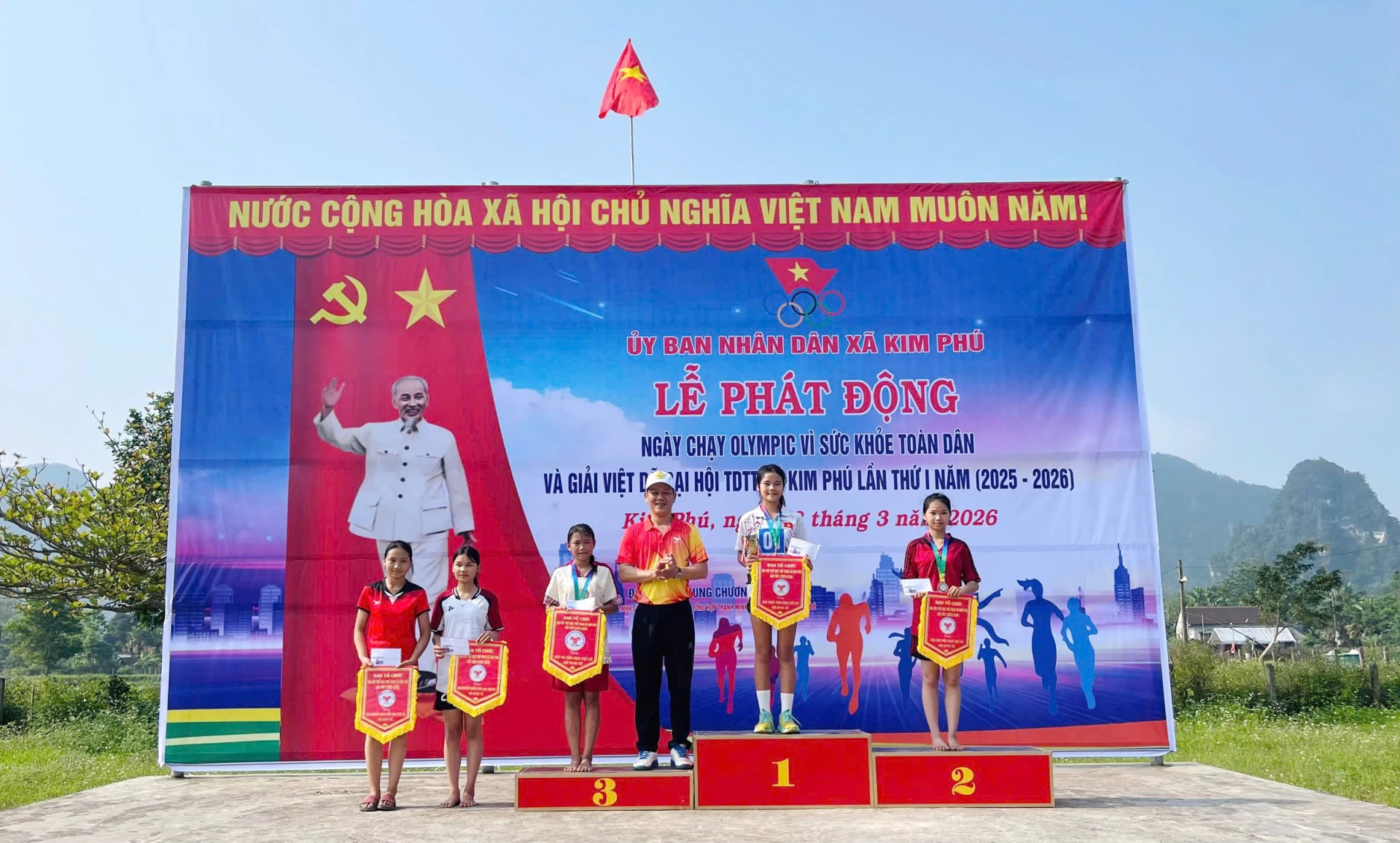 Ban tổ chức trao giải cho các vận động viên có thành tích xuất sắc - Ảnh: X.P