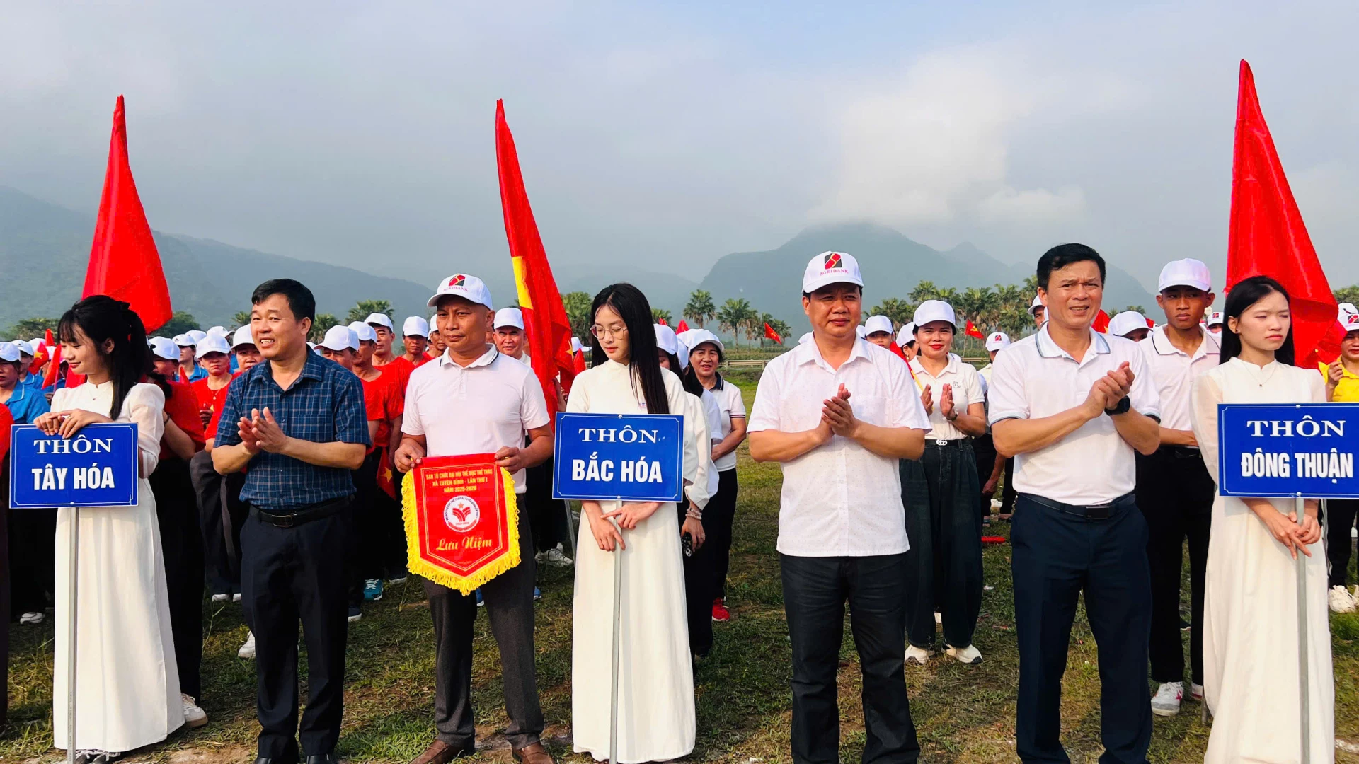 Ban tổ chức tặng cờ lưu niệm cho các đơn vị tham gia - Ảnh: H.P