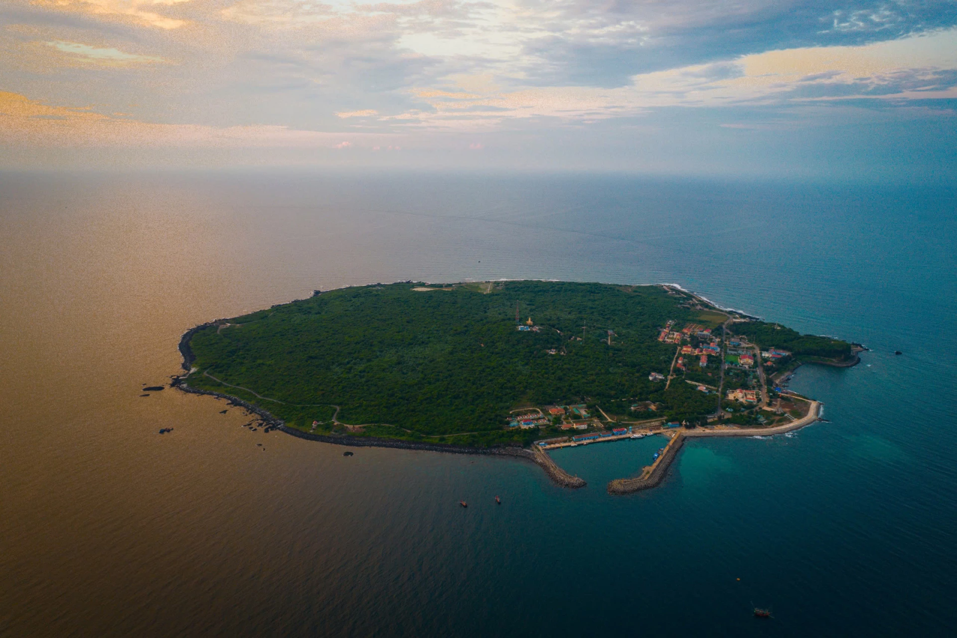 Nghị quyết Đại hội Đảng bộ đặc khu Cồn Cỏ lần thứ I xác định du lịch là một hướng phát triển kinh tế trọng tâm - Ảnh: L.T