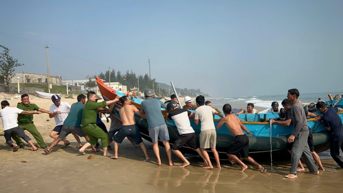 Hỗ trợ cứu nạn thuyền đánh cá gặp sự cố trên vùng biển xã Đông Trạch