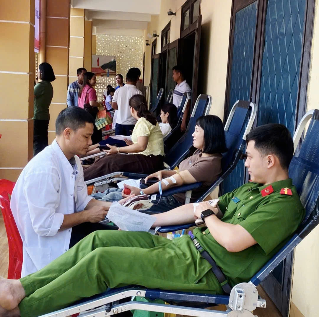 Cán bộ công an tham gia hiến máu tình nguyện trong chương trình hưởng ứng Ngày toàn dân hiến máu năm 2026 - Ảnh: K.S