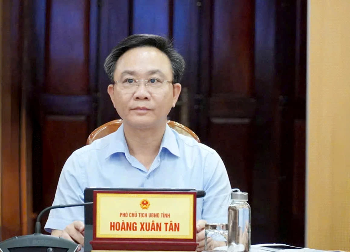 Đồng chí Hoàng Xuân Tân, Phó Chủ tịch UBND tỉnh chủ trì hội nghị tại điểm cầu tỉnh Quảng Trị - Ảnh: Phan Khiêm