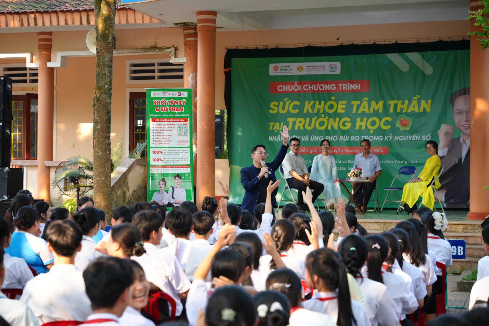 Chương trình tư vấn tâm lý do Trường đại học Đông Á phối hợp tổ chức được các em học sinh hào hứng tham gia - Ảnh: N.P