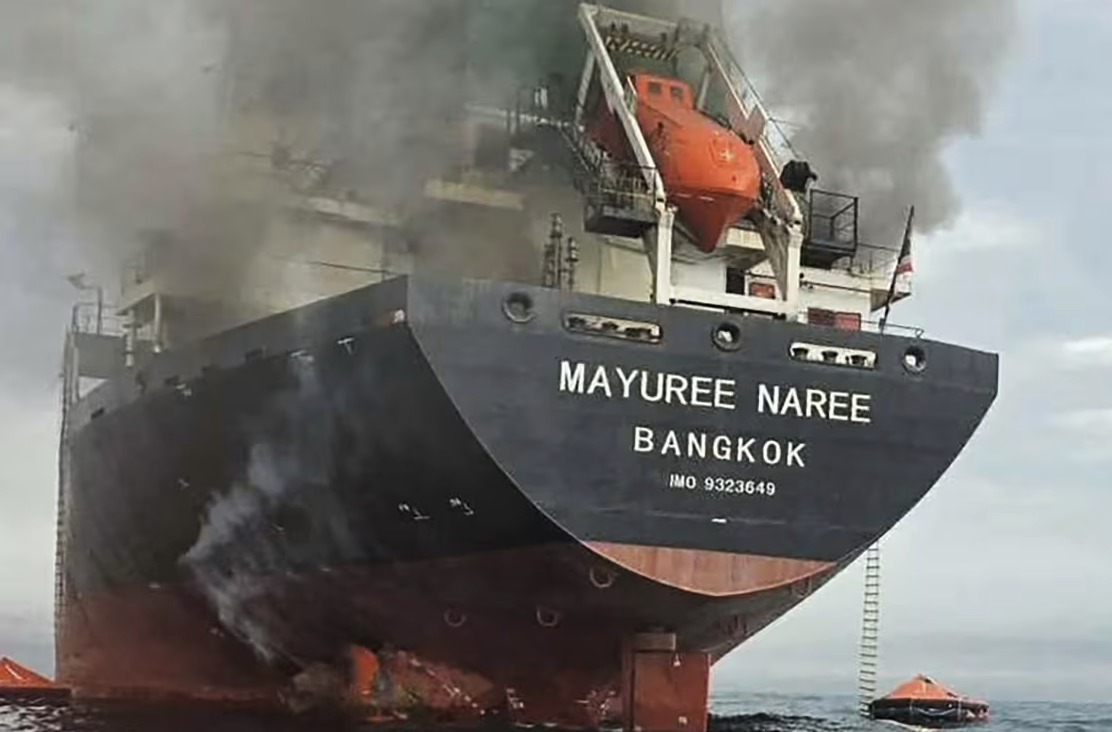 Tàu chở hàng Mayuree Naree của Thái Lan di chuyển gần eo biển Hormuz bị tấn công ngày 11/3. Ảnh: Hải quân Hoàng gia Thái Lan 