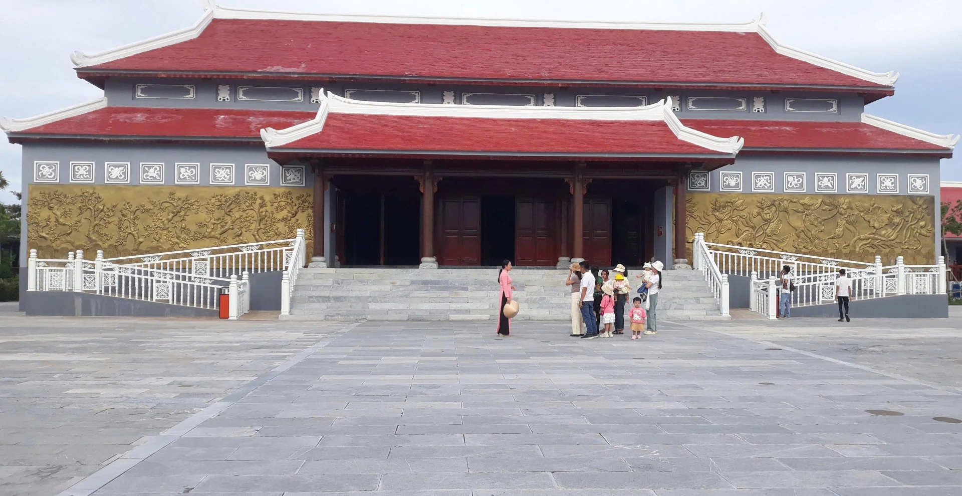 Người dân đến tham quan, tìm hiểu cuộc đời, thân thế, sự nghiệp của Tổng Bí thư Lê Duẩn tại Khu lưu niệm Tổng Bí thư ở xã Triệu Phong - Ảnh: N.V