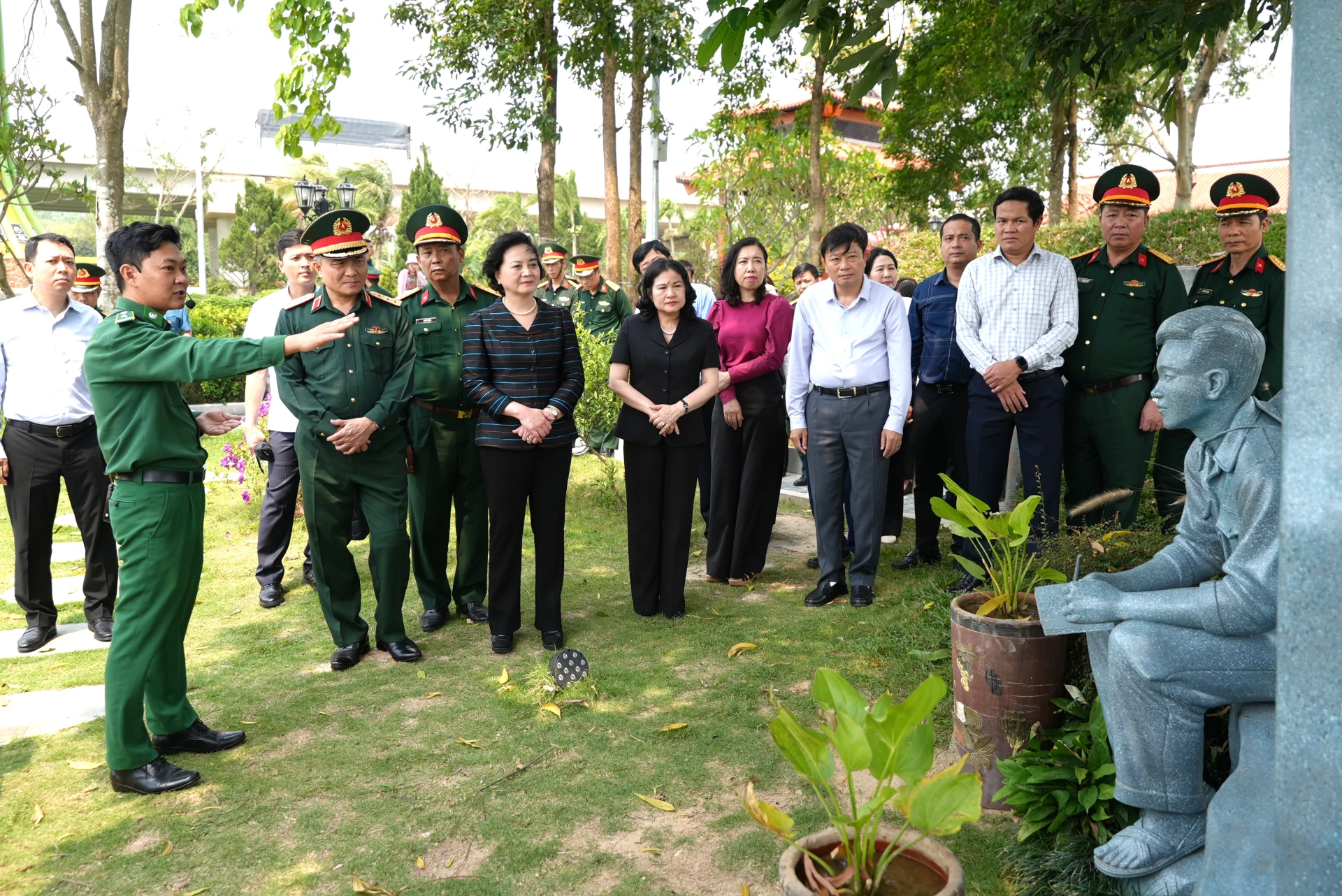 Các đại biểu nghe giới thiệu về Di tích lịch sử Quốc gia Bến phà 2 Long Đại - Ảnh: T.Đ