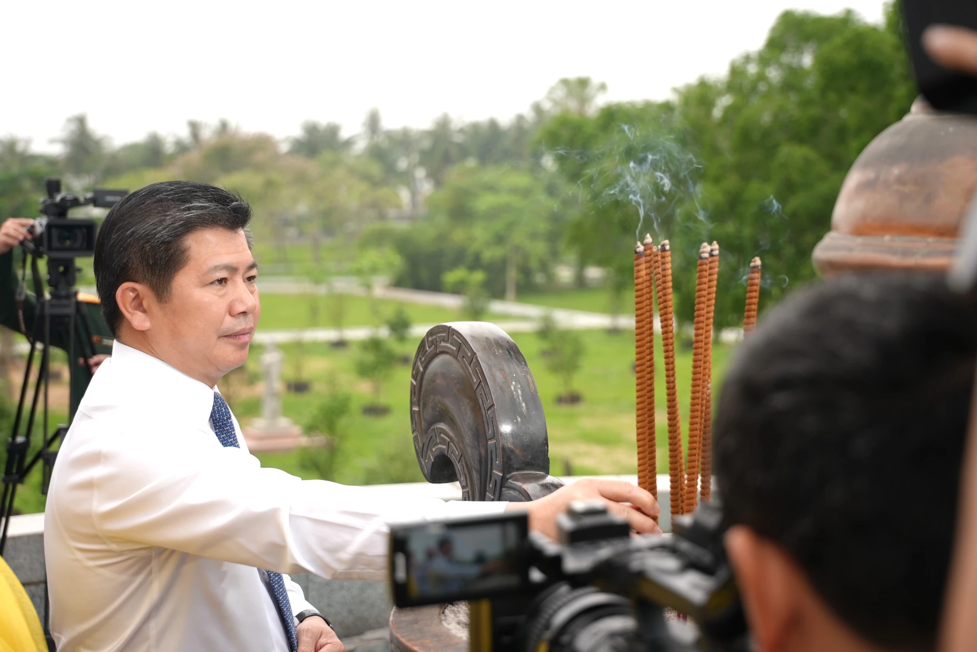 Đồng chí Trần Vũ Khiêm, Phó Bí thư Thường trực Tỉnh ủy dâng hương tại Thành cổ Quảng Trị - Ảnh: T.Đ