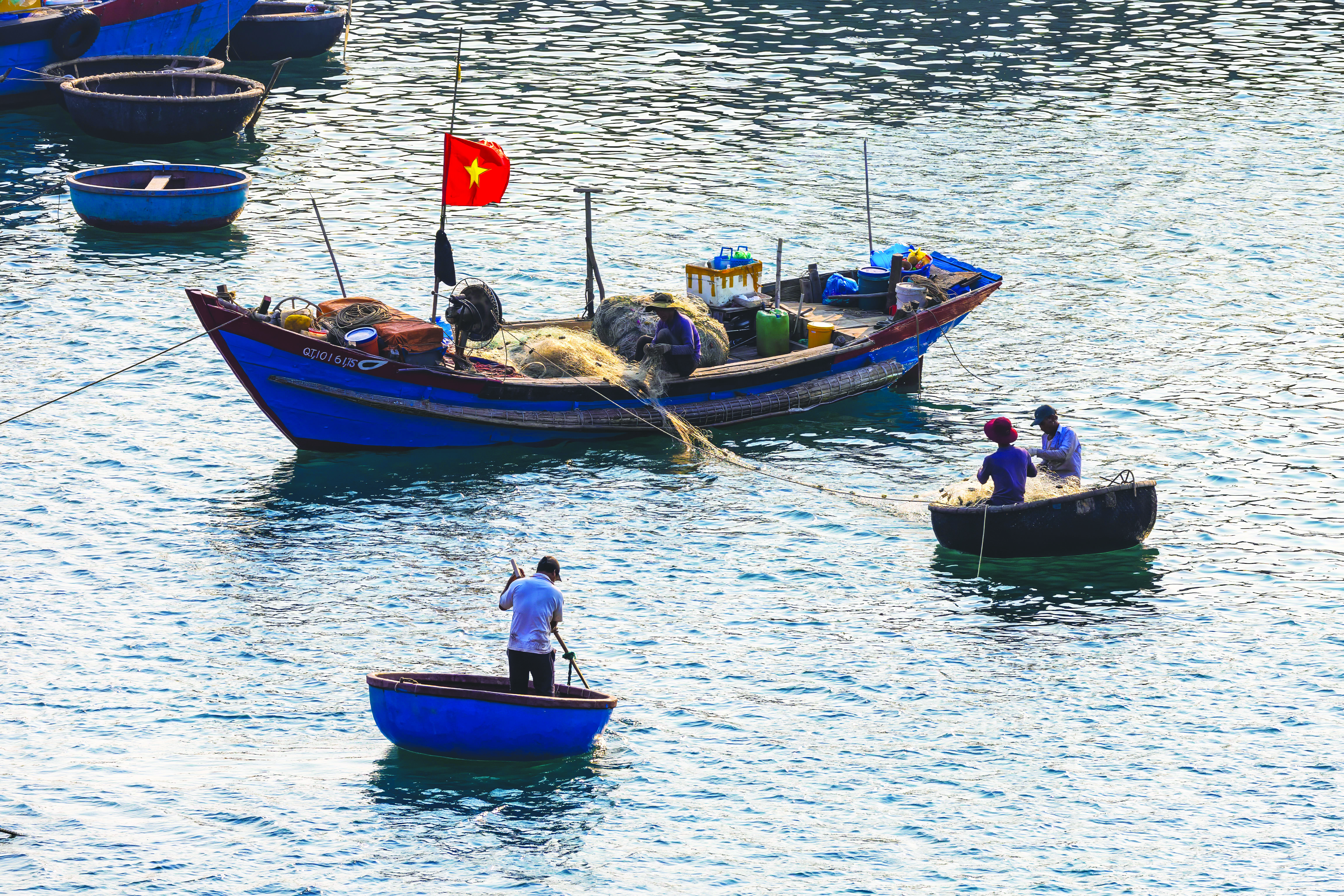 Ngư dân đánh bắt hải sản