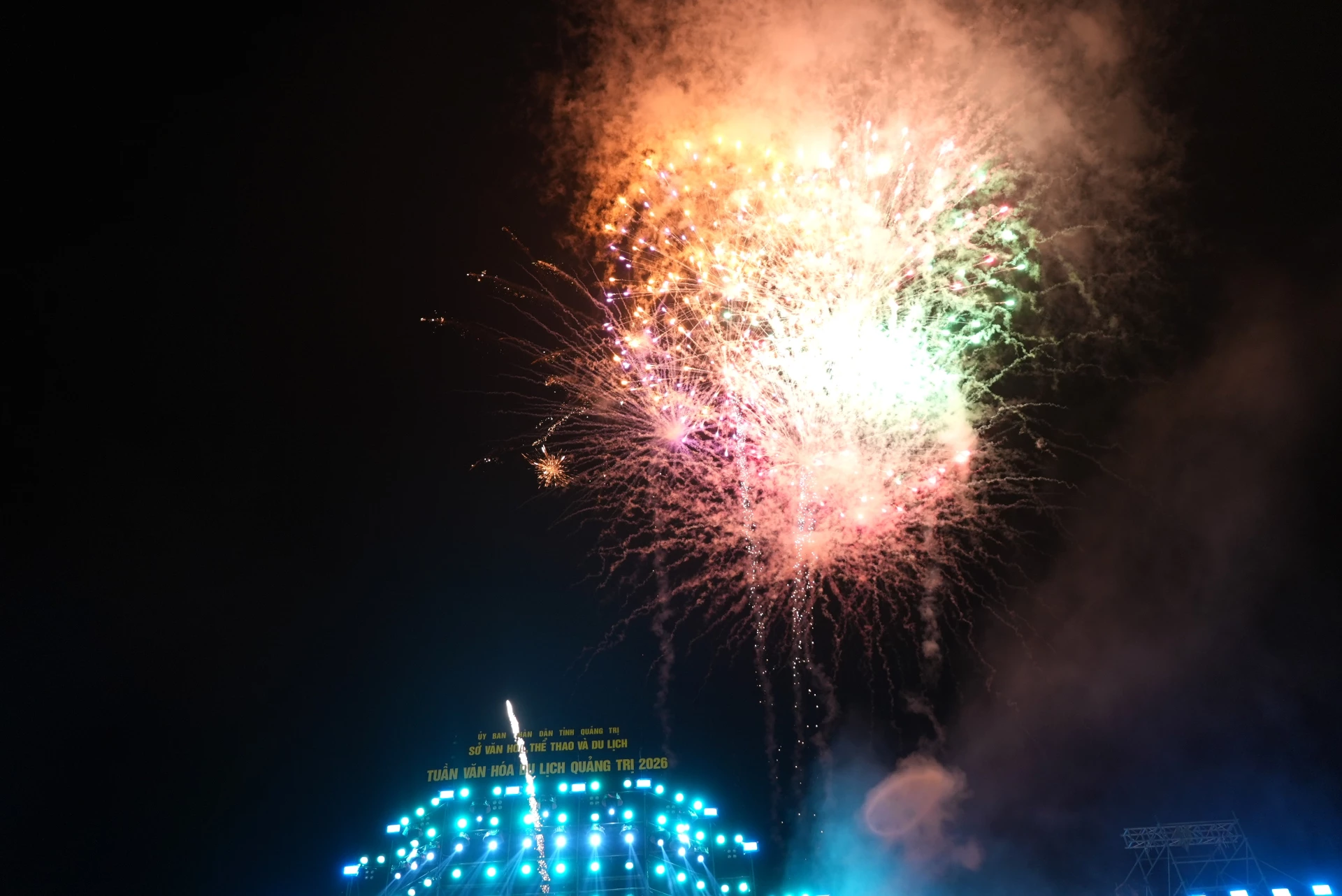 Những màn pháo hoa rực rỡ thắp sáng bầu trời đêm - Ảnh: T.Đ