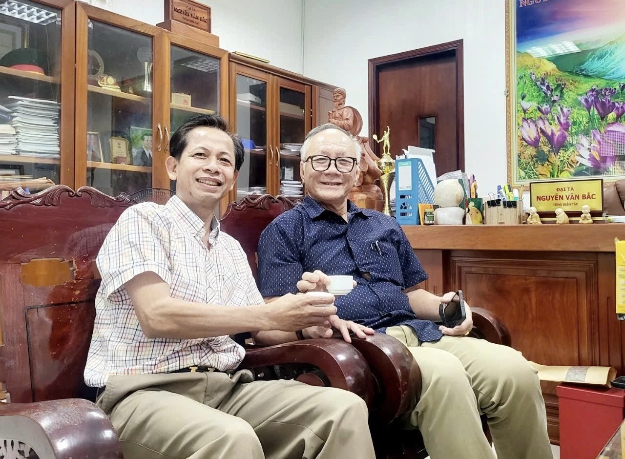 Nhà thơ Nguyễn Tiến Nên (bên phải) và đại tá Nguyễn Văn Bắc, nguyên Tổng Biên tập Báo Quân khu 7 - Ảnh: NVCC 