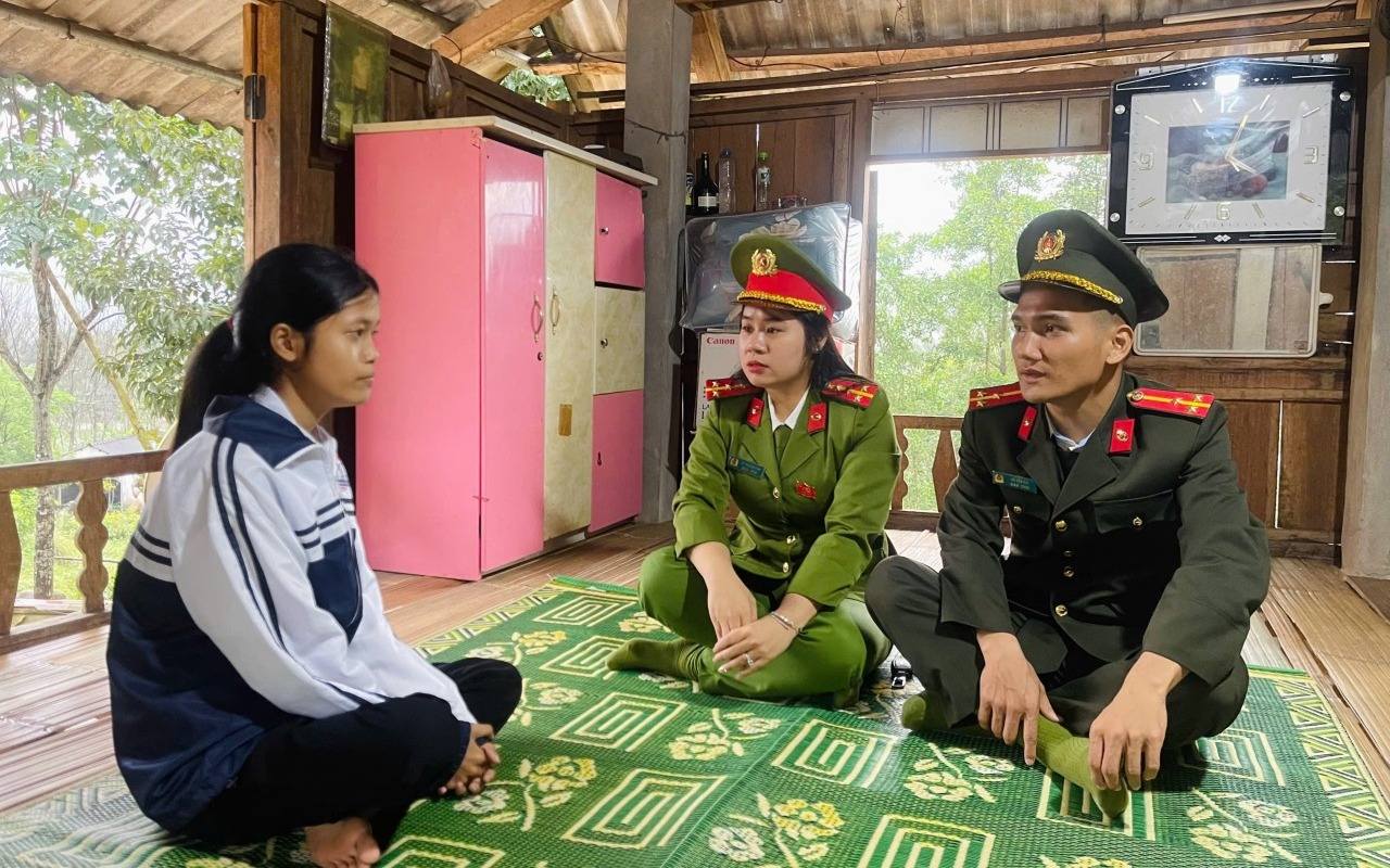 Đại úy Lê Thị Lan Vân luôn đồng hành và gắn bó với Nhân dân-Ảnh: T.T