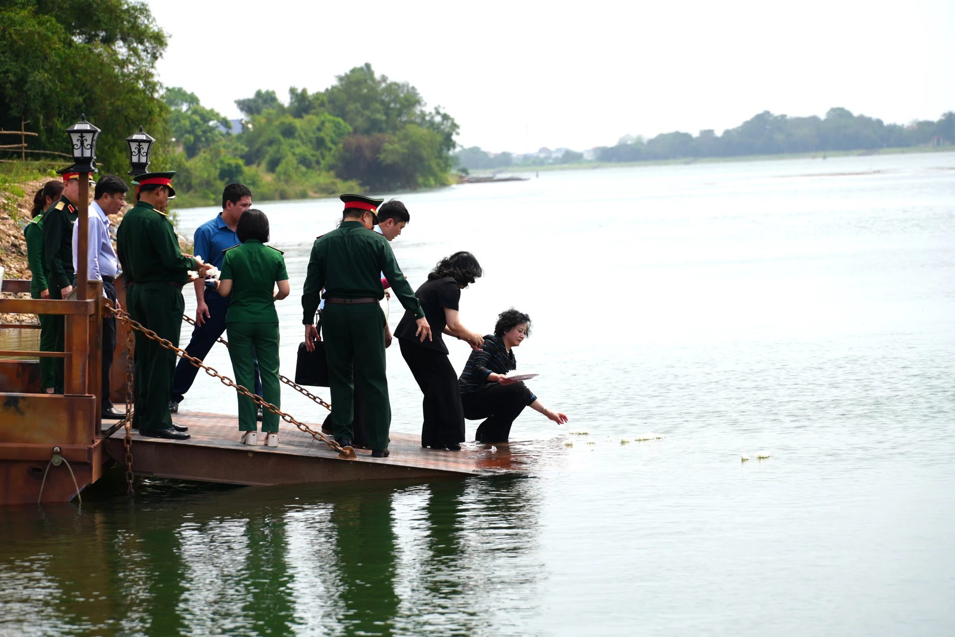 Đồng chí Phạm Thị Thanh Trà, Bí thư Trung ương Đảng, Phó Thủ tướng Chính phủ, Trưởng Ban chỉ đạo quốc gia thả hoa trên sông Long Đại tri ân các anh hùng liệt sĩ - Ảnh: T.Đ