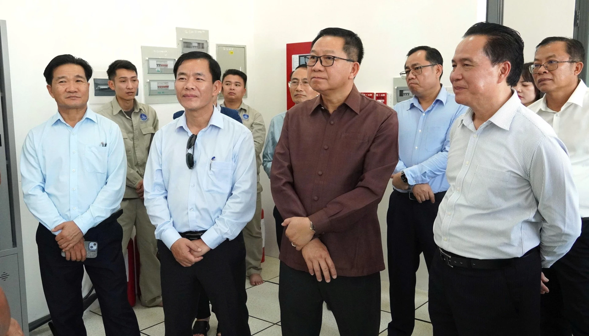 Đồng chí Nguyễn Văn Phương, Bí thư Tỉnh ủy và đoàn công tác nghe giới thiệu về dự án - Ảnh: Q.V