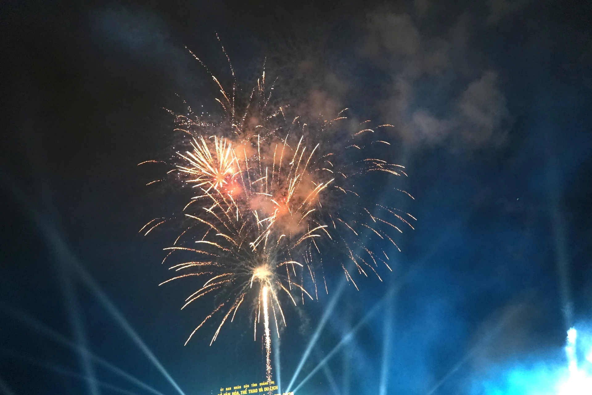 Những màn pháo hoa rực rỡ mang theo nhiều niềm tin và kỳ vọng mới - Ảnh: T.Đ