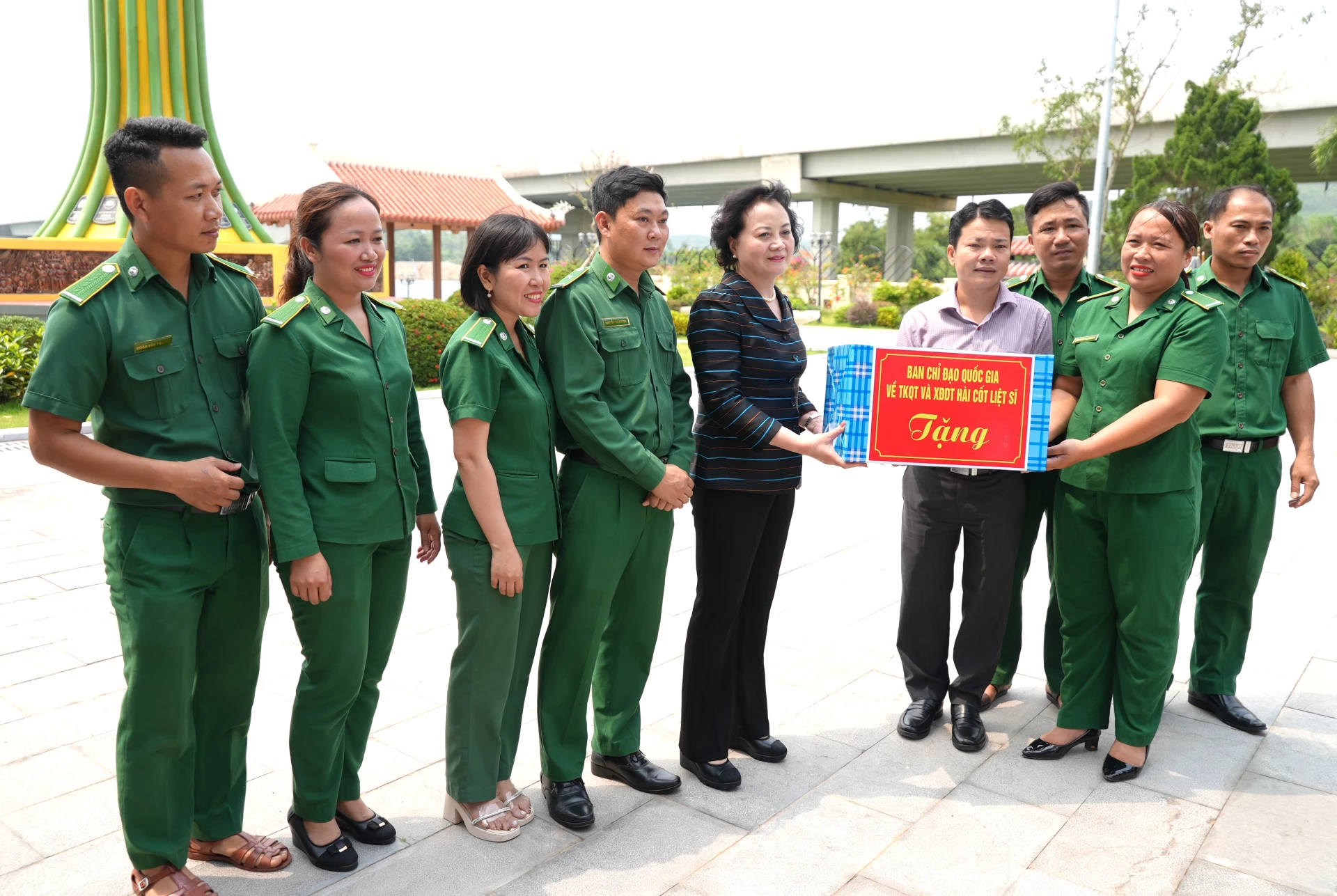 Đồng chí Phạm Thị Thanh Trà, Bí thư Trung ương Đảng, Phó Thủ tướng Chính phủ, Trưởng Ban chỉ đạo quốc gia tặng quà cho cán bộ, nhân viên làm công tác quản lý, chăm sóc Di tích lịch sử Quốc gia Bến phà 2 Long Đại - Ảnh: T.Đ