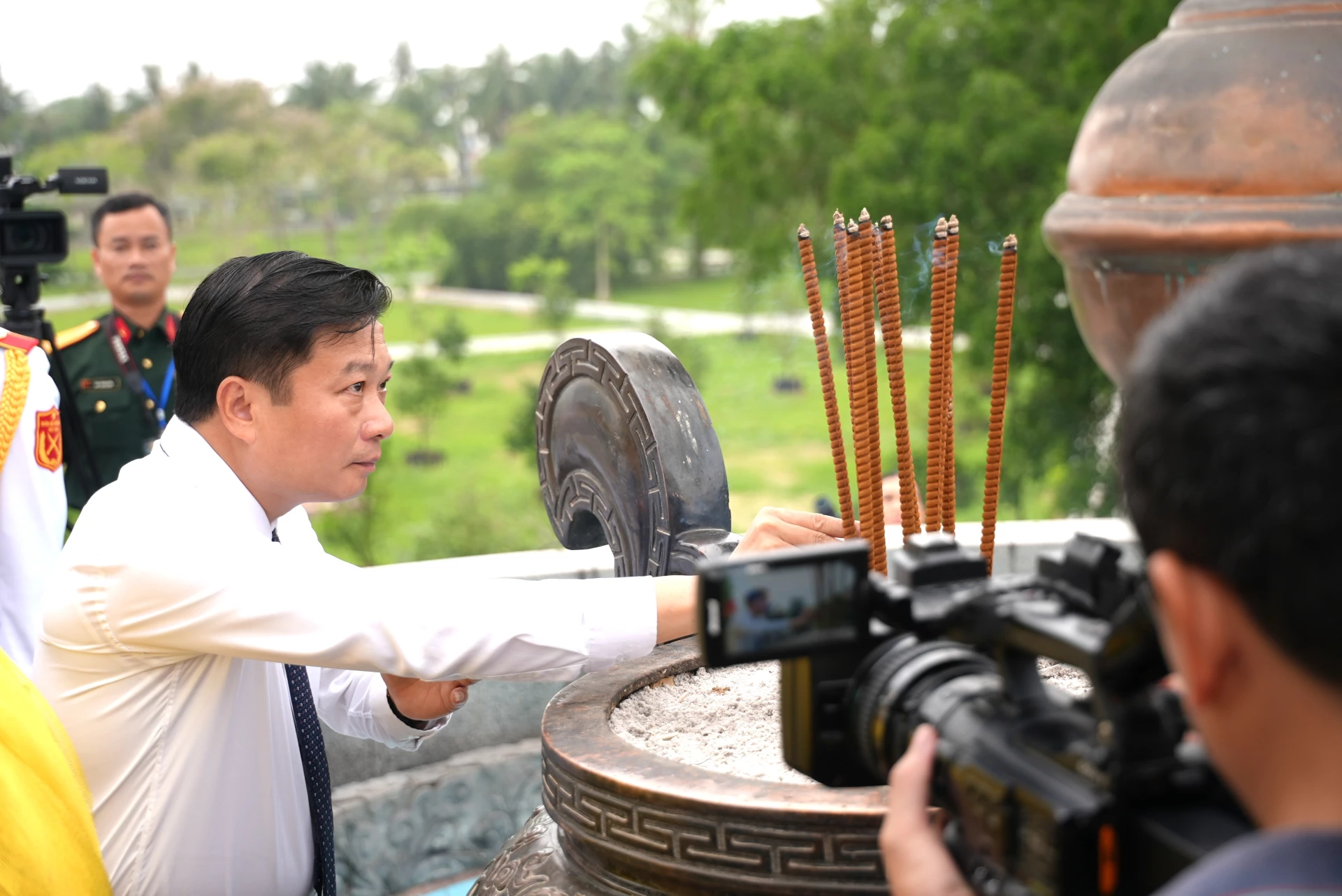 Đồng chí Lê Hồng Vinh, Chủ tịch UBND tỉnh dâng hương tại Thành cổ Quảng Trị - Ảnh: T.Đ