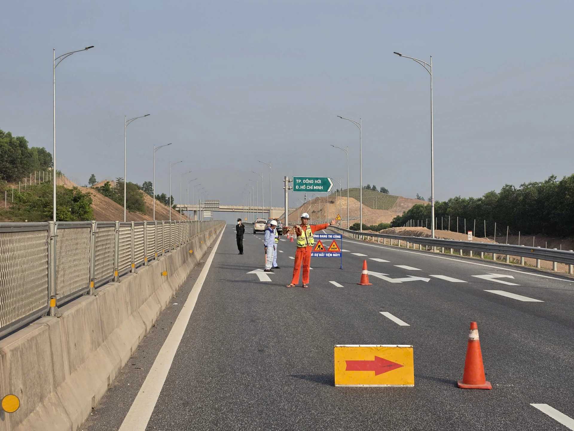 ngày 22/4, sẽ đóng đoạn từ nút giao Việt Trung (Km643+400) đến nút giao Nhật Lệ (Km653+850)