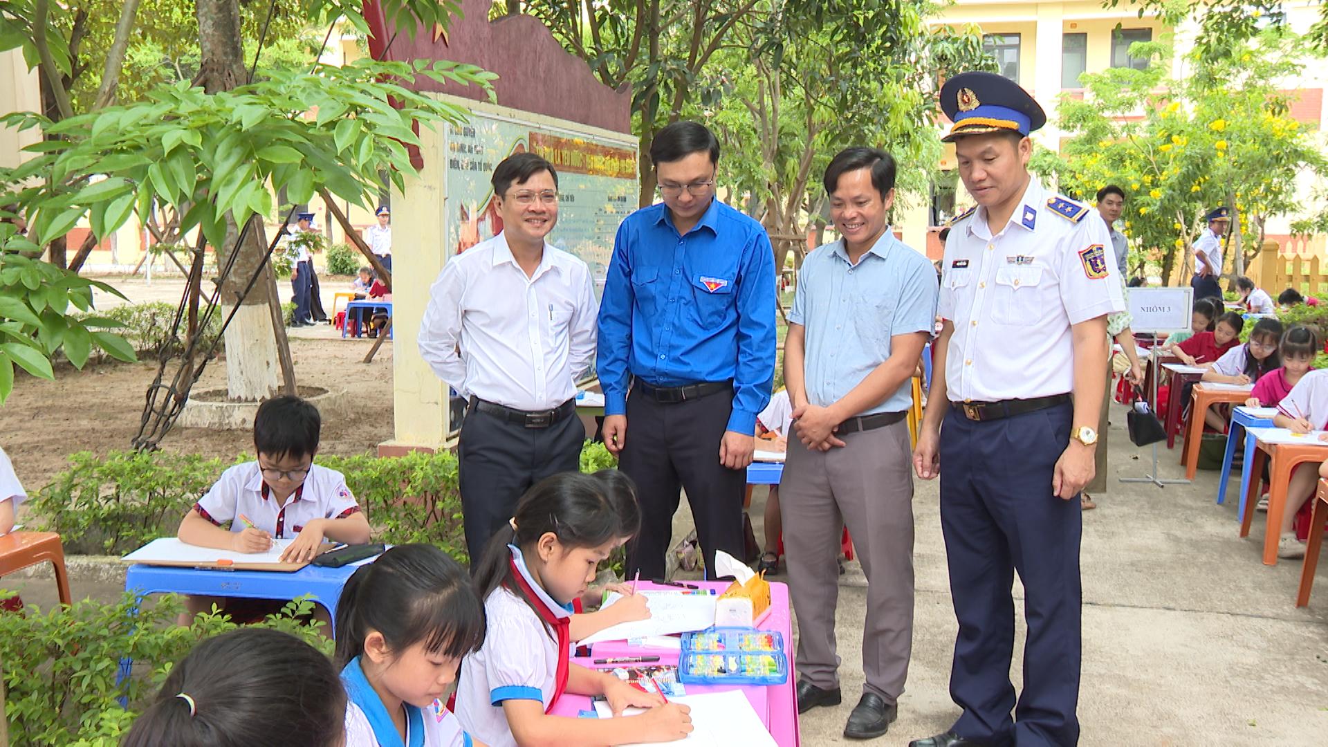 Ban tổ chức chương trình động viên các em học sinh tham gia cuộc thi - Ảnh: PĐ