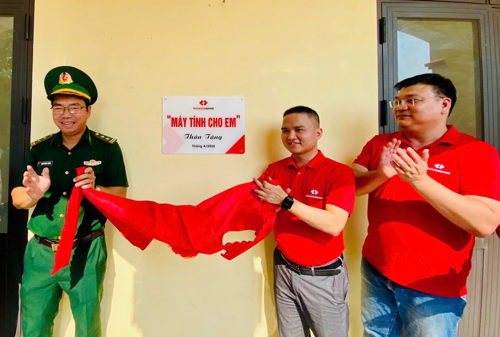 Đại diện lãnh đạo các đơn vị cắt băng khánh thành phòng học Máy tính cho em - Ảnh: L.T