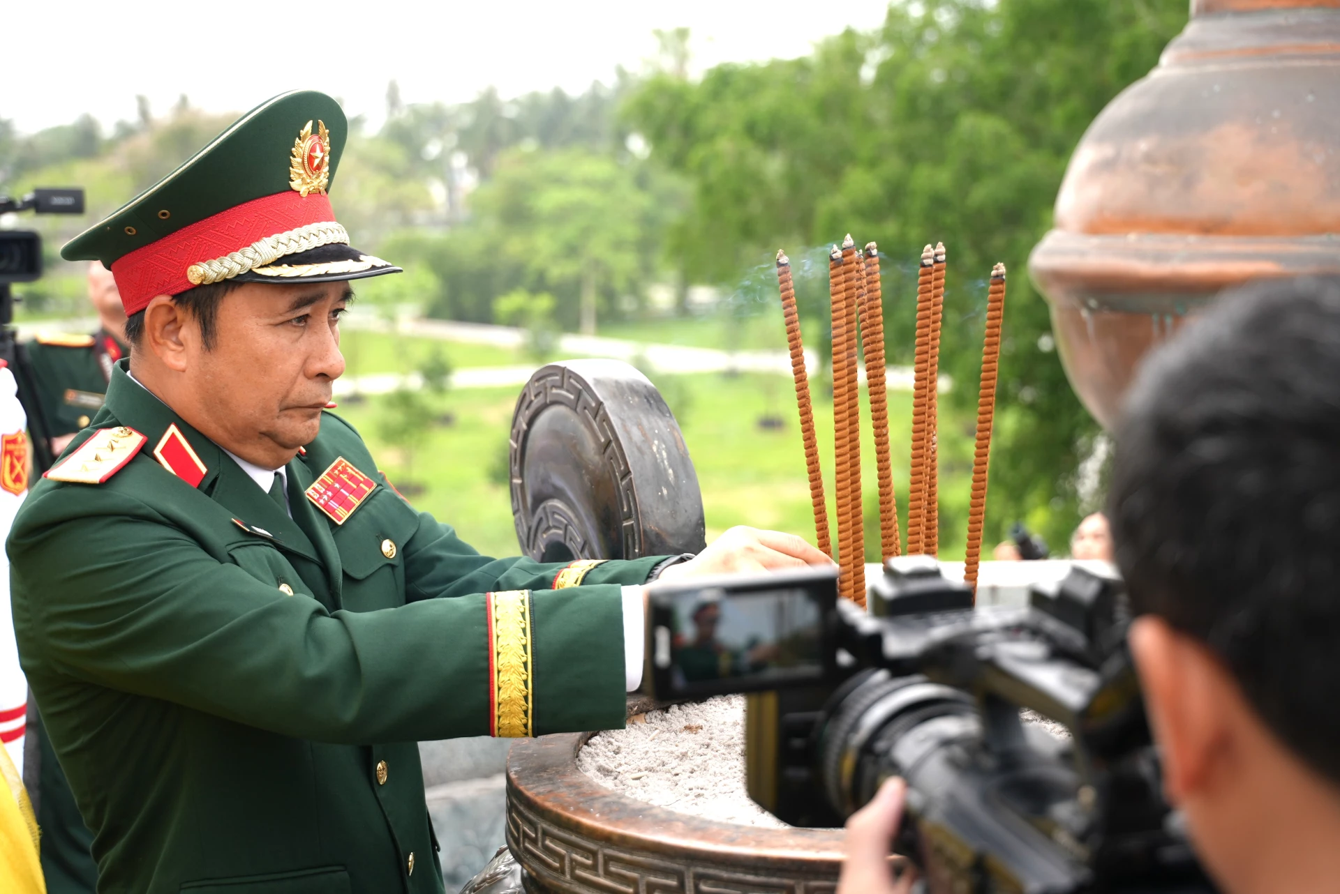 Thượng tướng Phùng Sĩ Tấn, Phó Tổng Tham mưu trưởng Quân đội Nhân dân Việt Nam dâng hương tại Thành cổ Quảng Trị - Ảnh: T.Đ