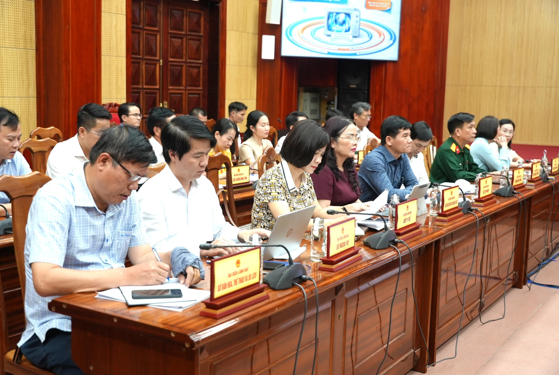 Các đại biểu tham dự phiên họp - Ảnh: T.Đ