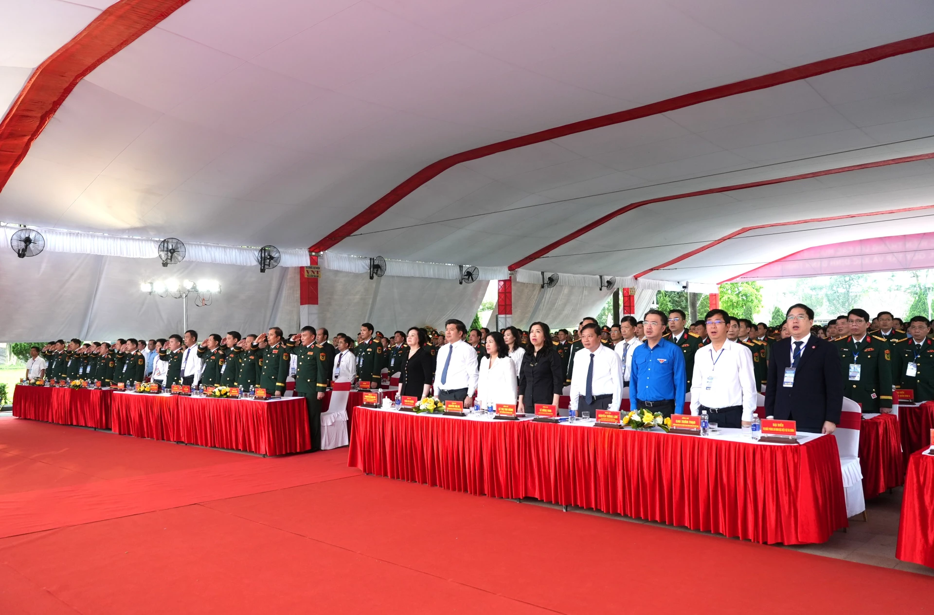 Quang cảnh Lễ phát động “Chiến dịch 500 ngày đêm đẩy mạnh thực hiện tìm kiếm, quy tập và xác định danh tính hài cốt liệt sĩ” - Ảnh: T.Đ