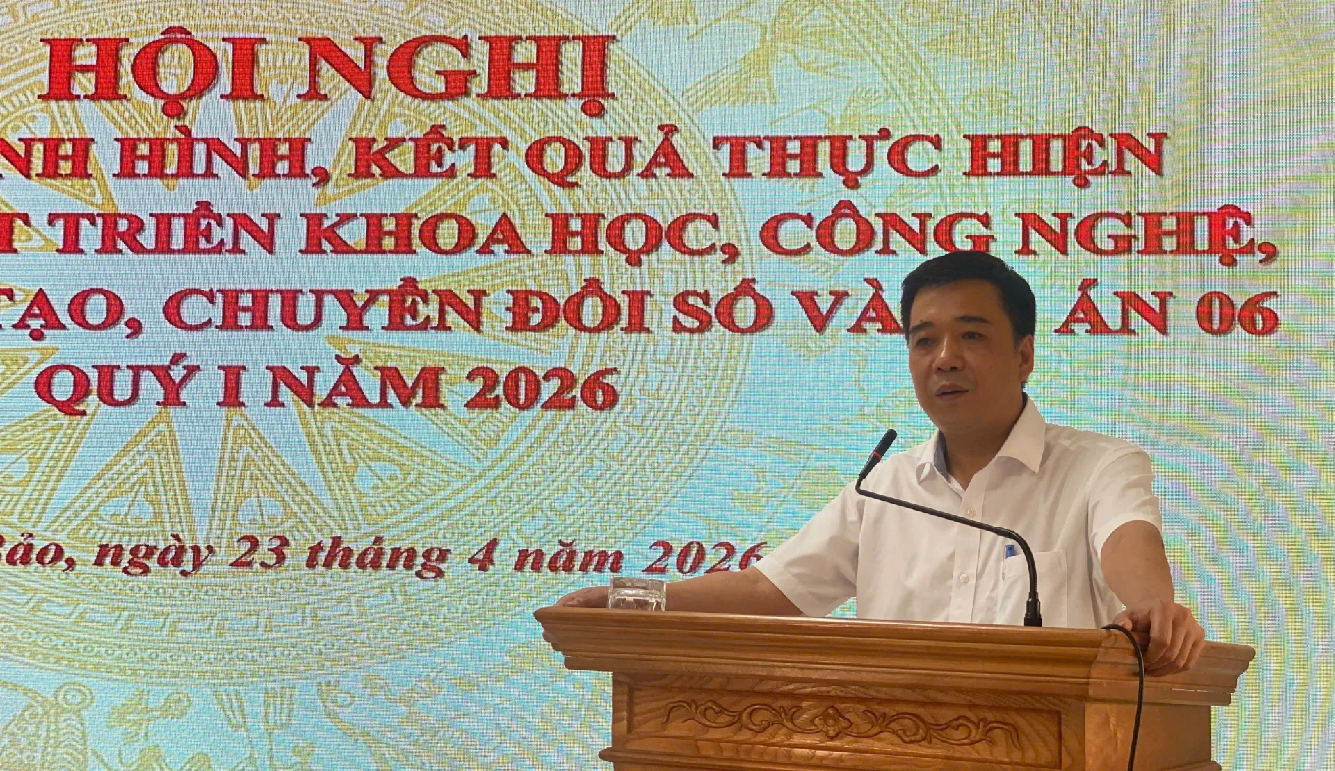 Lãnh đạo UBND xã Lao Bảo UBND xã Lao Bảo báo cáo việc triển công tác đổi mới sáng tạo và chuyển đổi số, gắn với cải cách hành chính - Ảnh: Hoàng Hùng