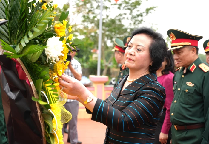 Đồng chí Phạm Thị Thanh Trà, Phó Thủ tướng Chính phủ dâng hương, tri ân các anh hùng liệt sĩ