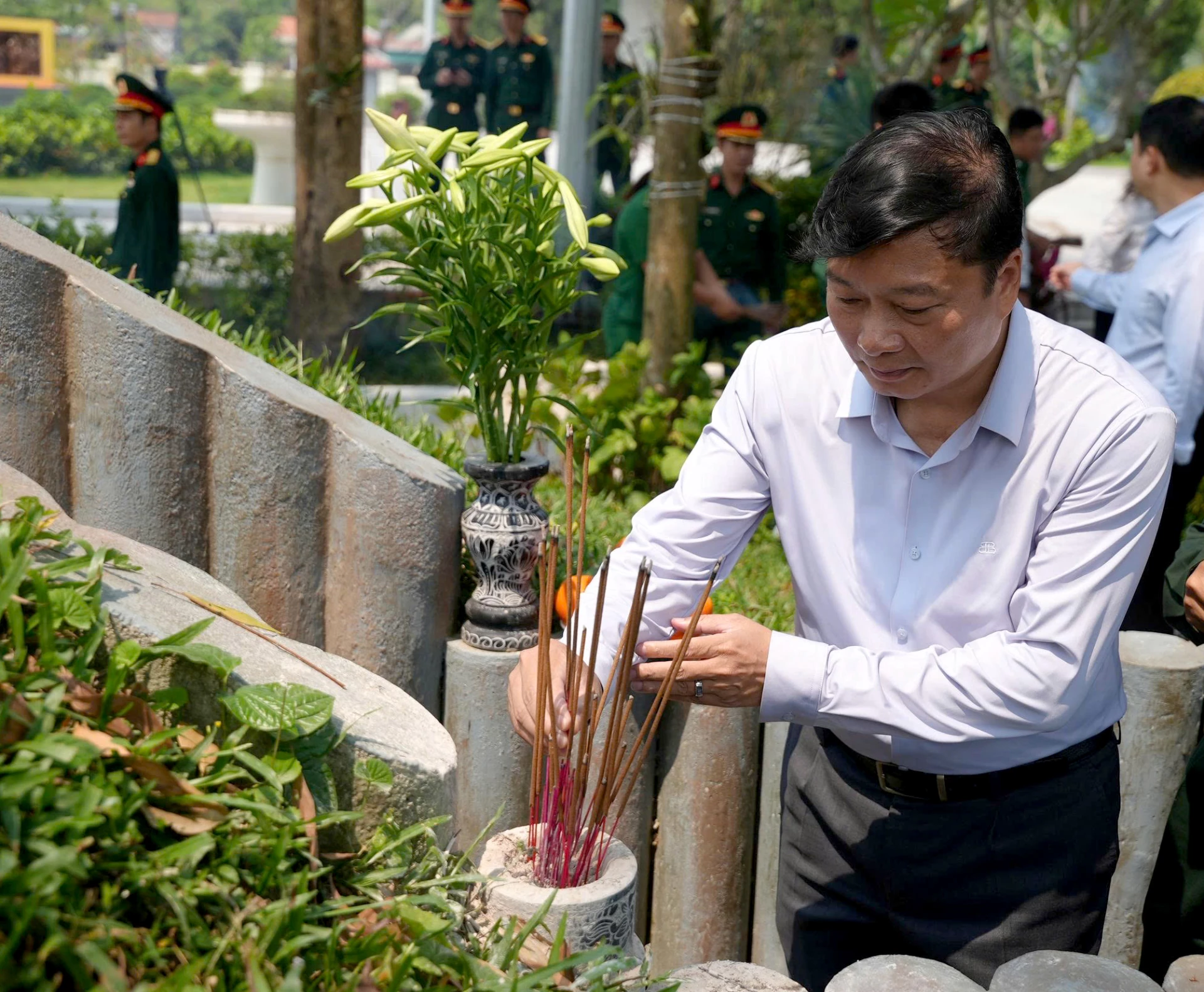 Đồng chí Lê Hồng Vinh, Chủ tịch UBND tỉnh dâng hương tri ân các anh hùng liệt sĩ - Ảnh: T.Đ