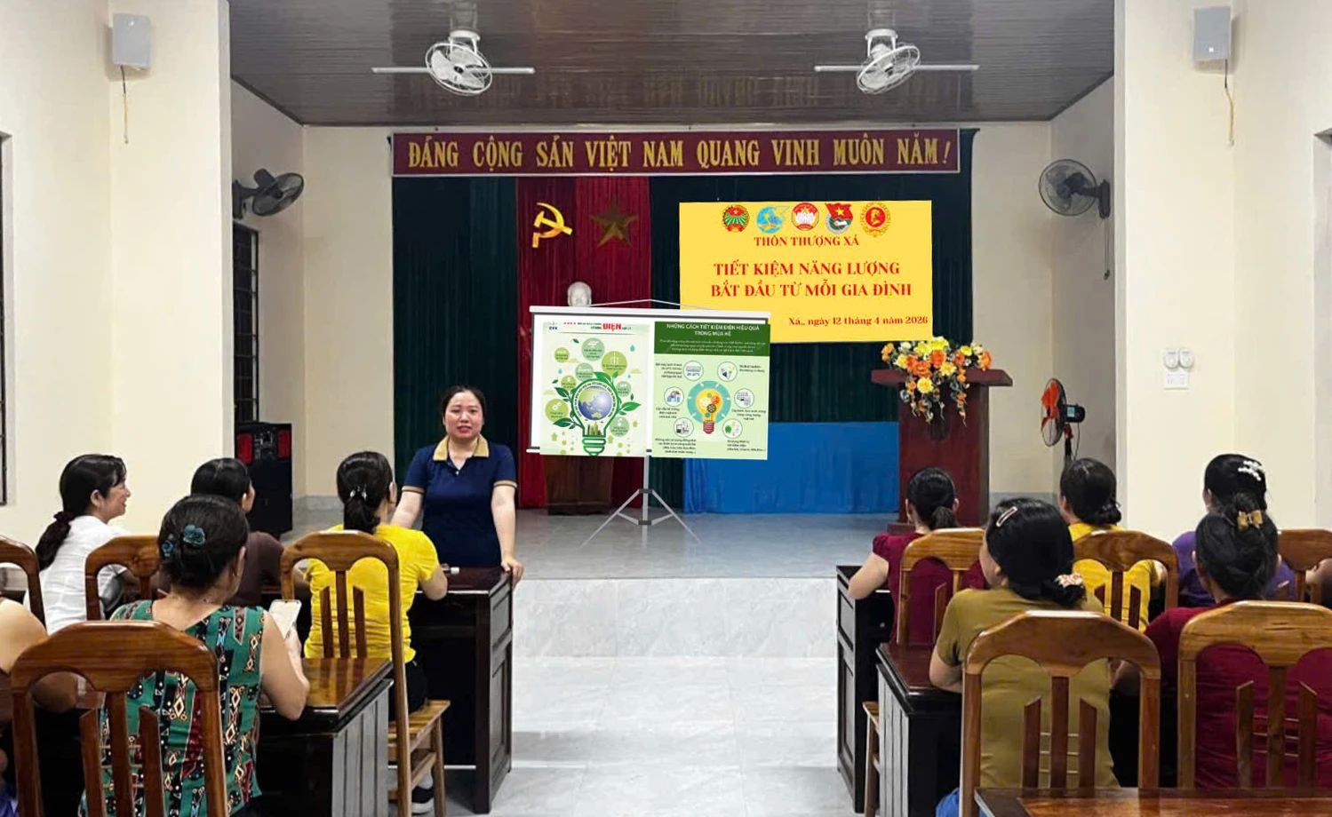 Ban công tác Mặt trận thôn Thượng Xá, xã Hải Lăng tổ chức tuyên truyền về “Tiết kiệm năng lượng bắt đầu từ mỗi gia đình” - Ảnh: P.T