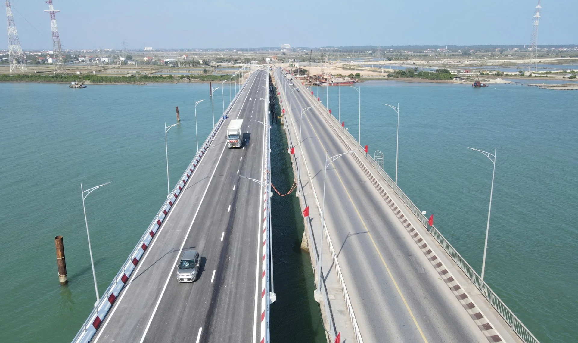 Cầu Gianh trên Quốc lộ 1 được mở rộng đã giải quyết “bài toán” về giao thông và kết nối đến các khu kinh tế - Ảnh: X.P