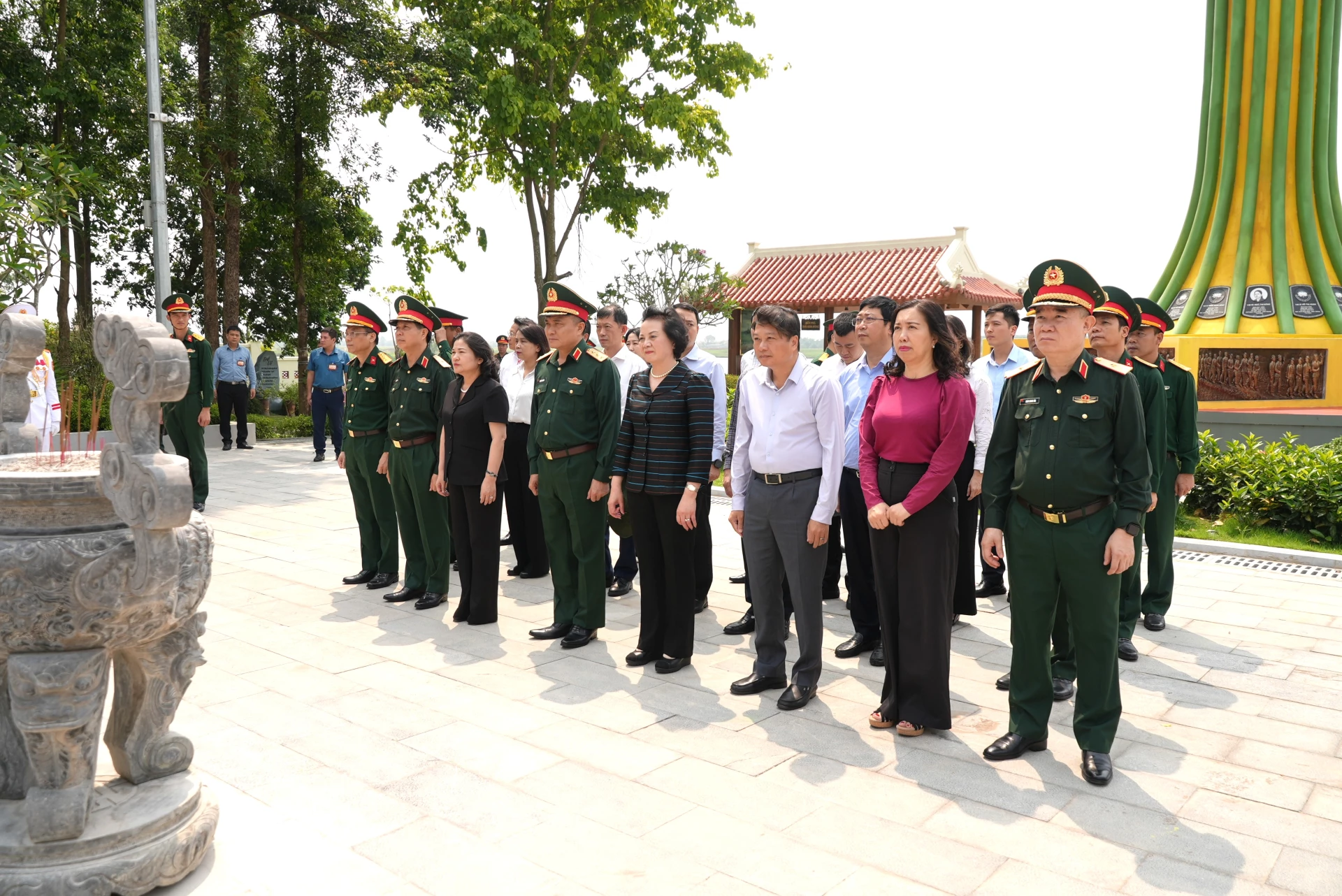 Các đại biểu dự lễ dâng hương tại Di tích lịch sử Quốc gia Bến phà 2 Long Đại - Ảnh: T.Đ