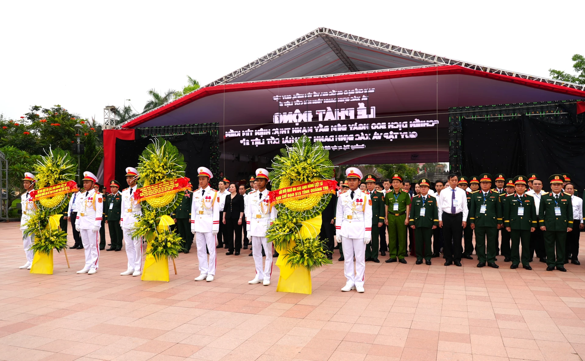 Quang cảnh lễ dâng hương, dâng hoa tại Thành cổ Quảng Trị - Ảnh: T.Đ