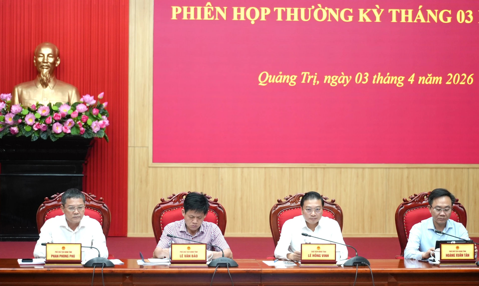 Đồng chí Lê Hồng Vinh, Chủ tịch UBND tỉnh và các đồng chí Phó Chủ tịch UBND tỉnh chủ trì phiên họp - Ảnh: T.Đ