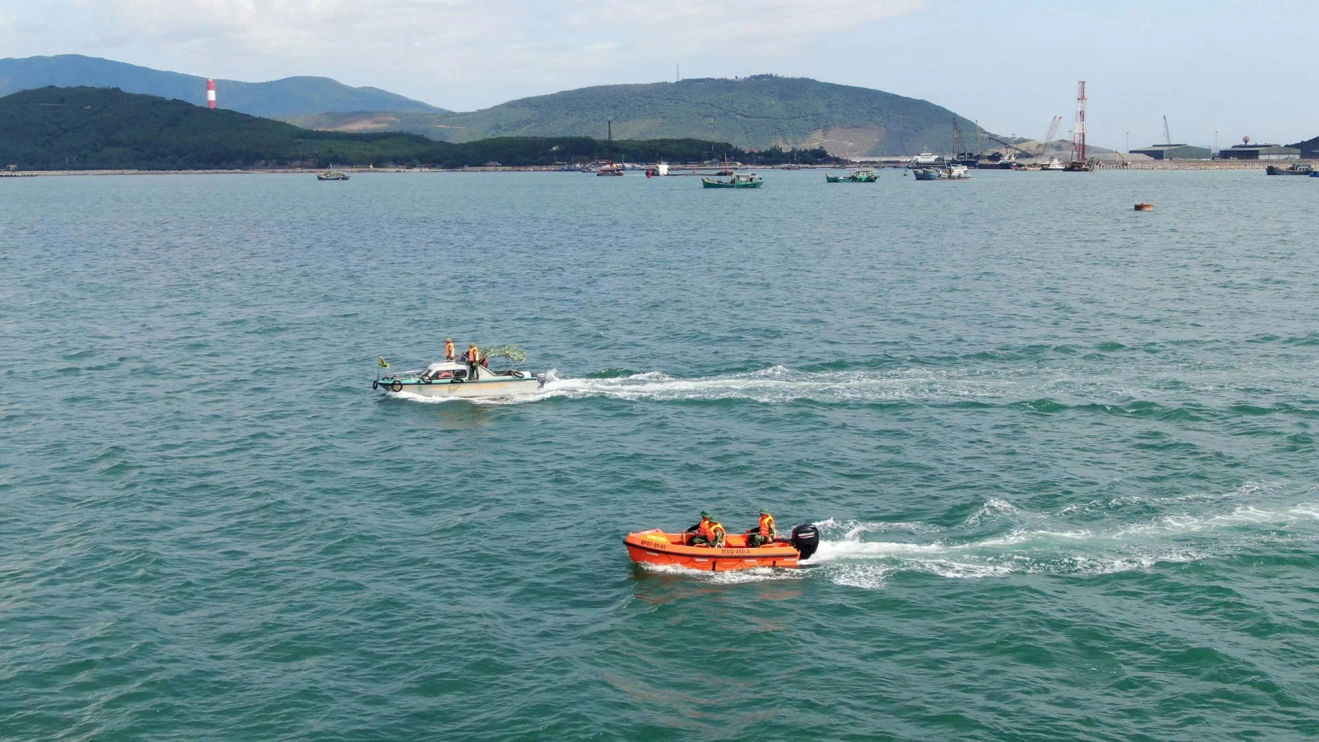 Lực lượng chức năng tuần tra, kiểm soát khai thác thuỷ sản bất hợp pháp trên biển -Ảnh: A.T