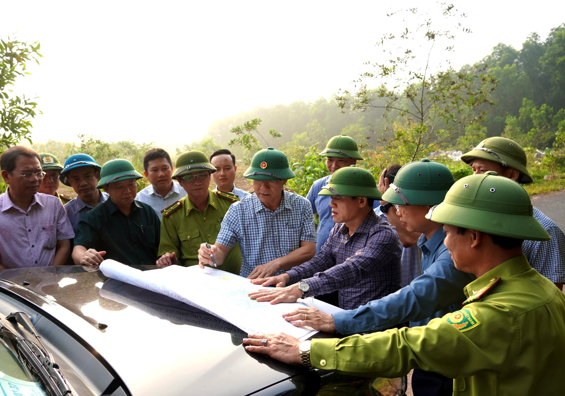 Đoàn công tác kiểm tra thực địa địa điểm dự kiến thực hiện dự án phát triển rừng trong đô thị - Ảnh: H.L