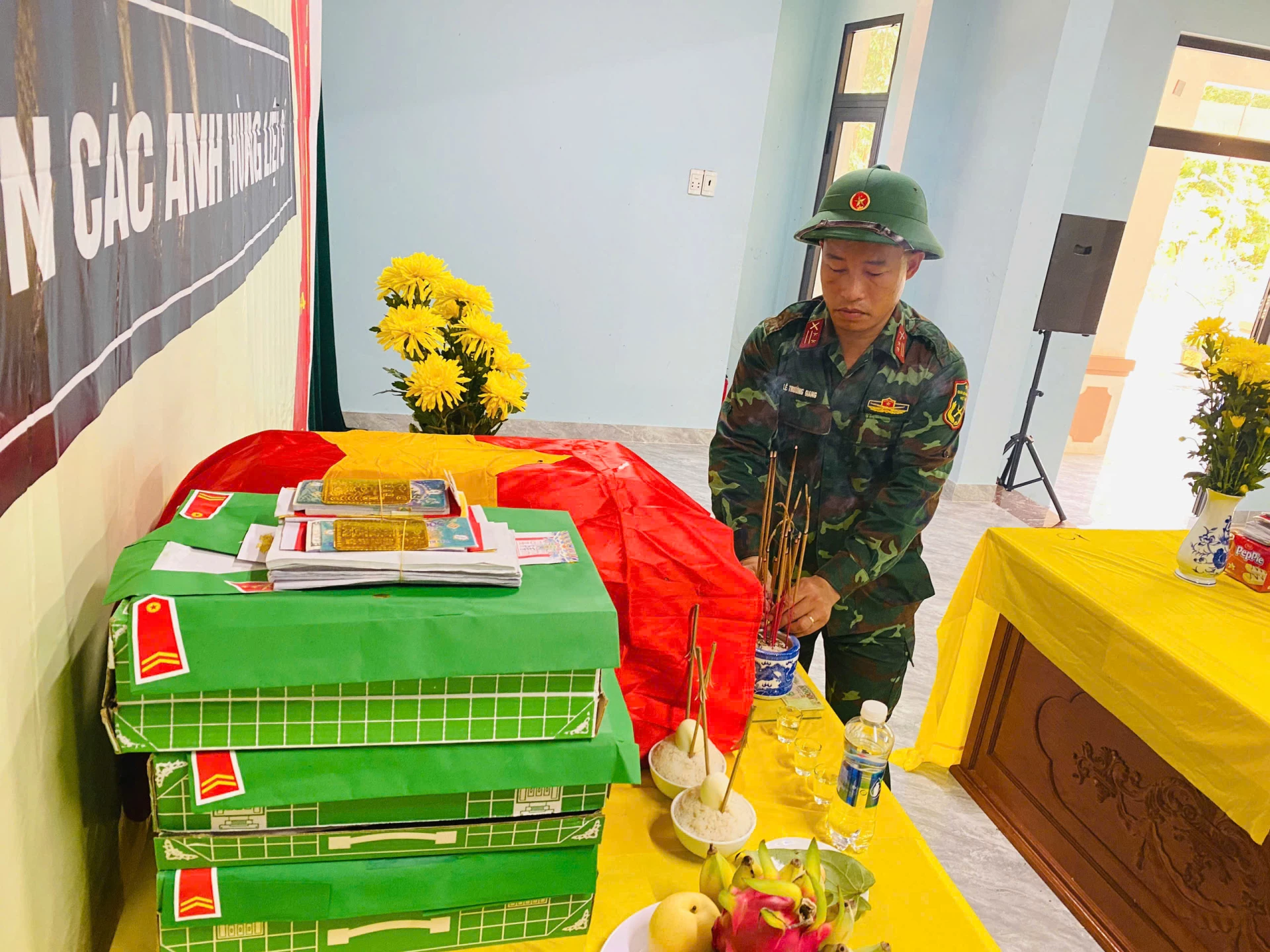 Hài cốt các liệt sĩ được Đội tìm kiếm, quy tập Sư đoàn 968 quản lý tại Nhà văn hóa thôn Tân Quang, xã Hiếu Giang, tỉnh Quảng Trị.