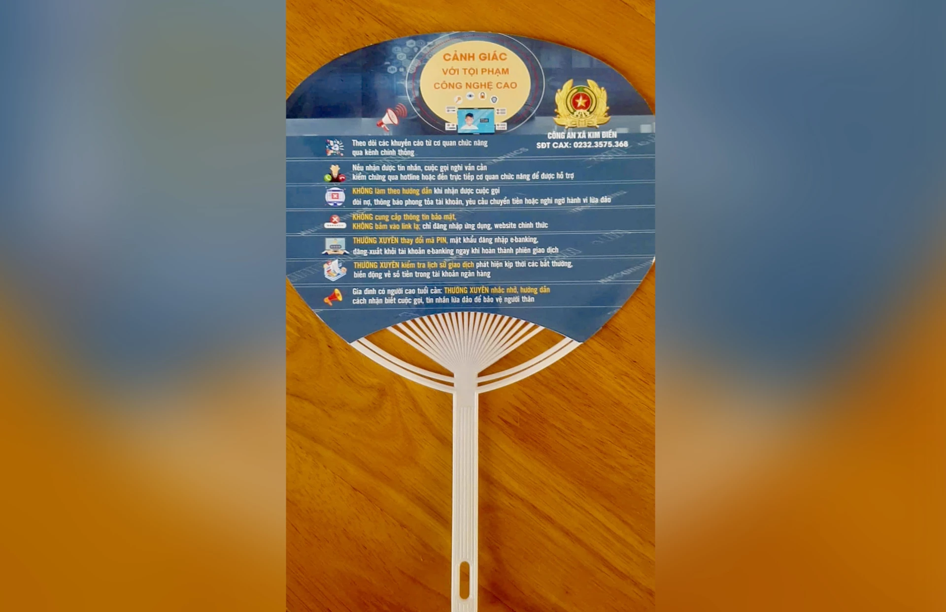 Những chiếc quạt tay in nội dung tuyên truyền phòng, chống tội phạm và tệ nạn xã hội - Ảnh: H.N