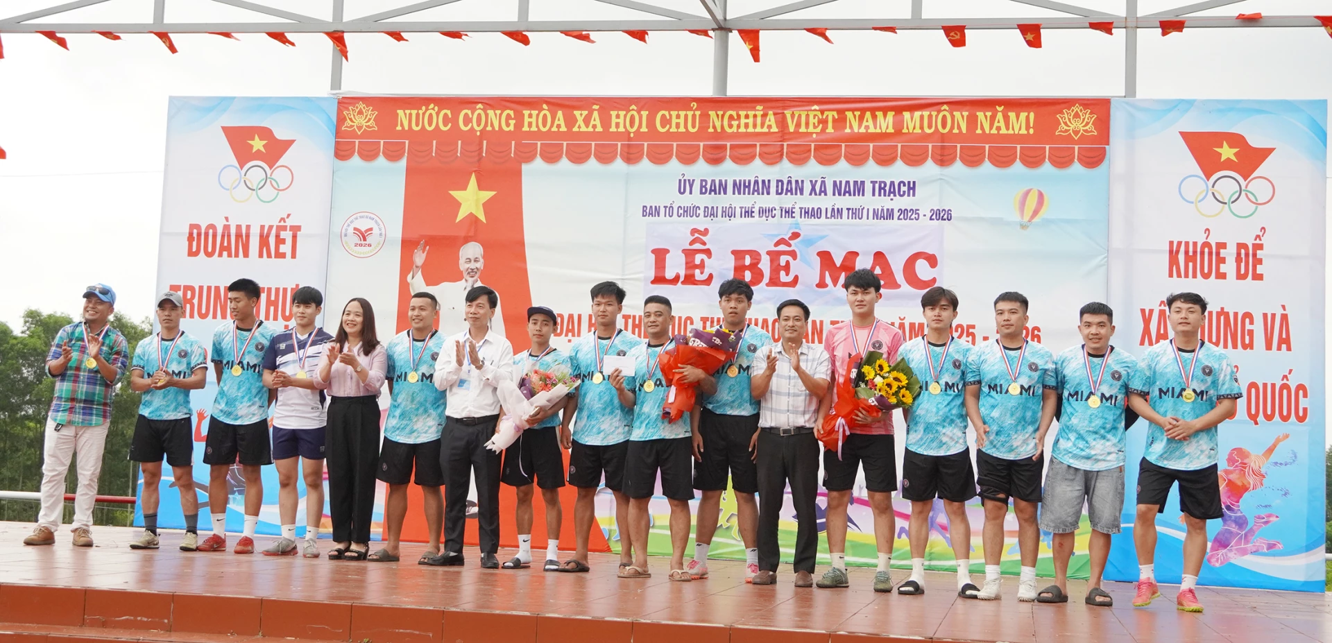 Ban Tổ chức trao huy chương vàng môn bóng đá nam cho cụm Nhân Trạch - Ảnh: L.M