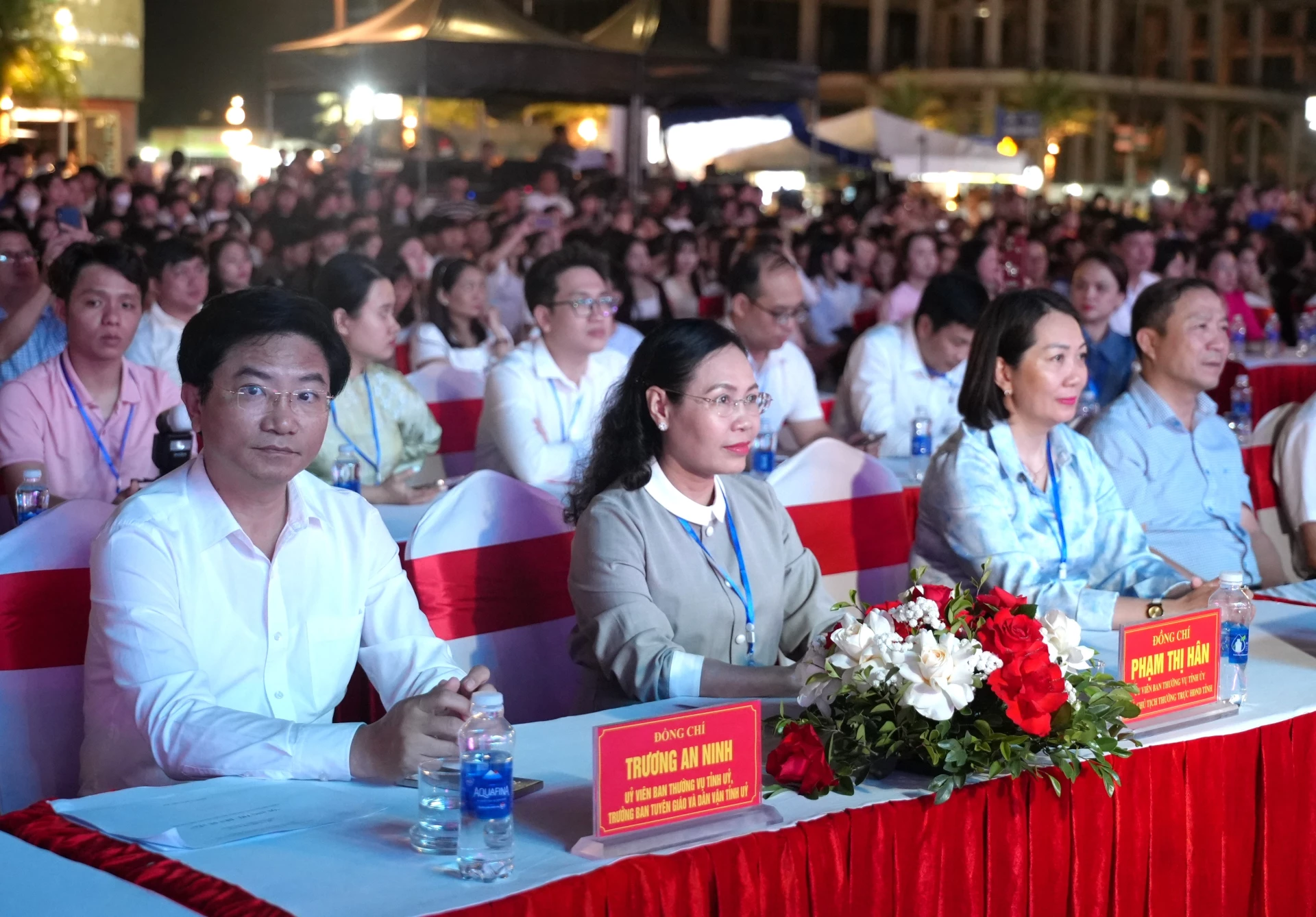 Đồng chí Phạm Thị Hân, Phó Chủ tịch Thường trực HĐND tỉnh và đồng chí Trương An Ninh, Trưởng Ban Tuyên giáo và Dân vận Tỉnh ủy tham dự chương trình - Ảnh: T.Đ
